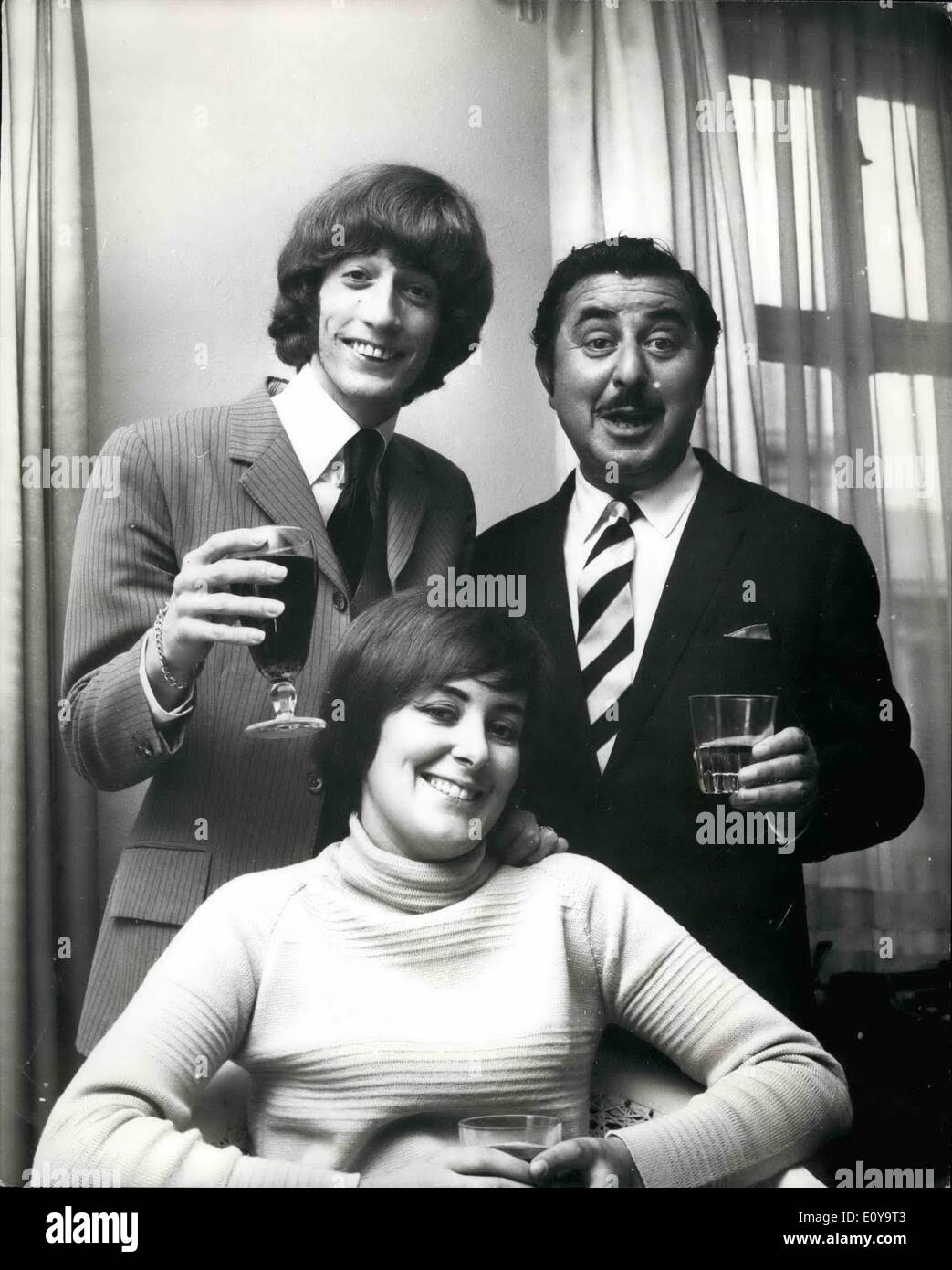 Sept. 09, 1969 - Robin Gibb Zeichen neuen Vertrag. Vater in Versuch, ihn zu eine Gemeinde vor Gericht machen: Mr Hugh Gibb, 50, Vater von Robin Gibb, 19 jährige ehemalige Mitglied der Bee Gees-Gruppe versucht, seinen pop-star Sohn eine Abteilung des Gerichts gemacht haben. Mr Gibb kontaktiert Rechtsanwälte letzte Nacht nachdem Robin angekündigt, dass er einen neuen Vertrag mit Vic Lewis, der Chef der MEMS-Unternehmen unterzeichnet hatte. Der Vertrag Hersteller Mr Lewis seine Manager und Agenten. Die Person, die gestrige Vertrag mit Vic Lewisw als Robins 22 jährige Frau, Molly, gegengezeichnet, heiratete er im Dezember letzten Jahres. Robin Gibb verließ die Bee Gees im März Stockfoto