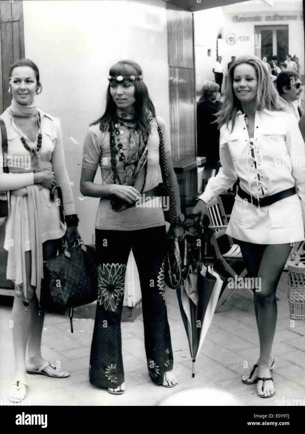 Sept. 09, 1969 - sie sind bei einer Hass-Couture Modenschau in Capri. Einige der Designer Kleidung, die Kleidung gab es Antonetti, Mila schön und Cerutti vorgestellt. Miss Universe Teilnehmer, Eiffelturm Stockfoto