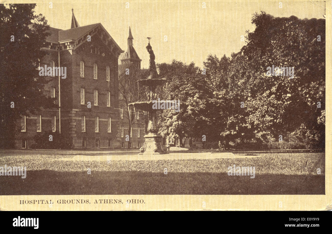 Das Bild zeigt das Gelände eines Krankenhauses in Athen, Ohio, mit Springbrunnen und einer Gesundheitseinrichtung. Es hebt die ruhige Umgebung des medizinischen Zentrums und die ästhetische Gestaltung des Krankenhausgeländes hervor. Stockfoto