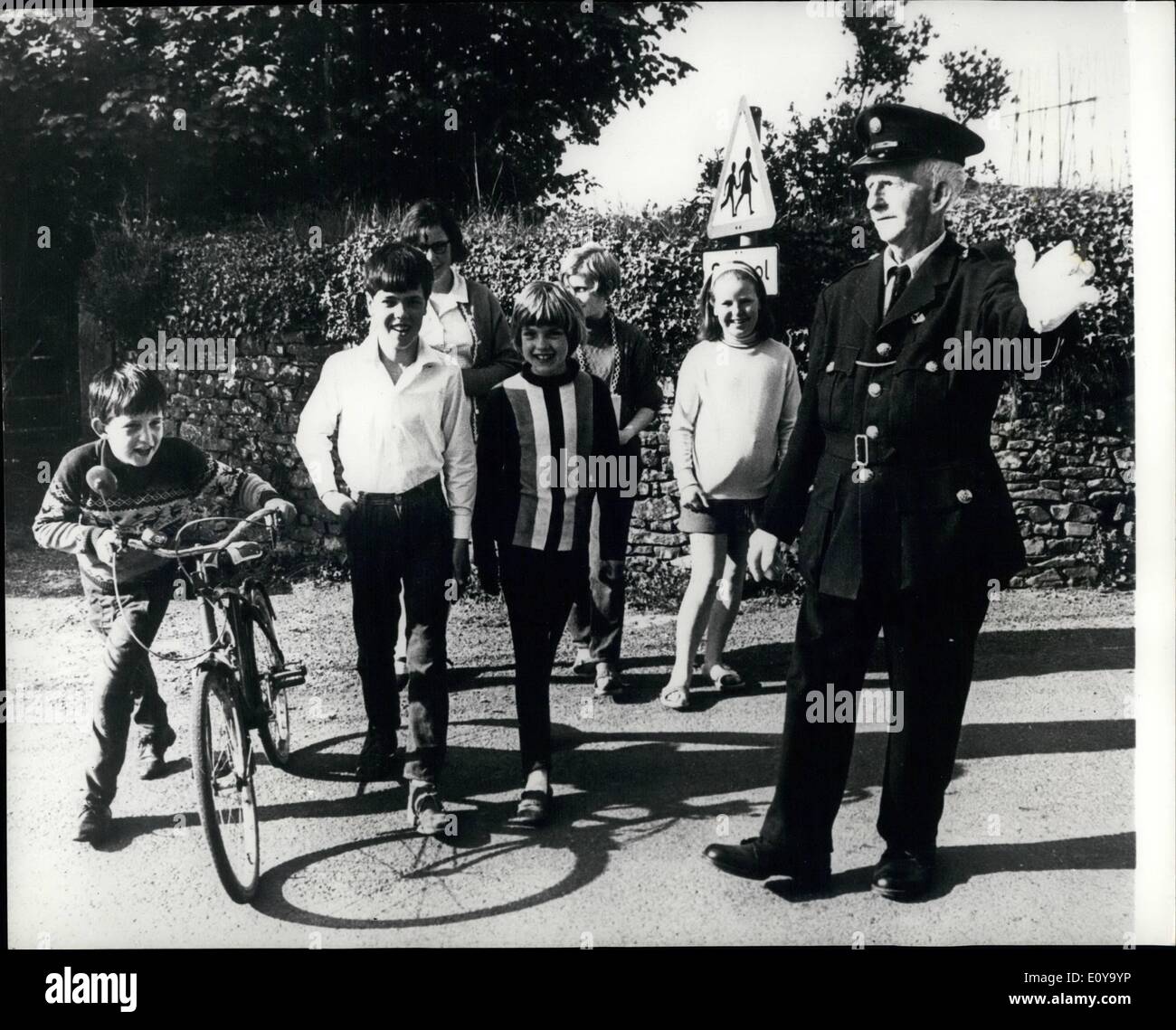 6. Juni 1969 - ein ganz besonderes Constable: Gilly James ist ein ganz besonderes Constable. Aber seine alle inoffiziellen. Verlor der kleine Devon Dorf Morchard Bischof seine Dorf-Bobby in eine Modernisierung Schema 78-jährige Gilly ernannte sich der neue lokale Kupfer. Und zwei Jahre lang patrouillieren Großbritanniens einzige private Polizist die Straßen des malerischen Dorfes Kinderhilfe auf der anderen Straßenseite, ein Auge auf die Tänze an der Dorfhalle und Prüfung Schließzeit in der Kneipe. Gilly richtiger Name erklärt Gilbert nur fünf Fuß hoch auf seinem alten Land Bauernhaus Stockfoto