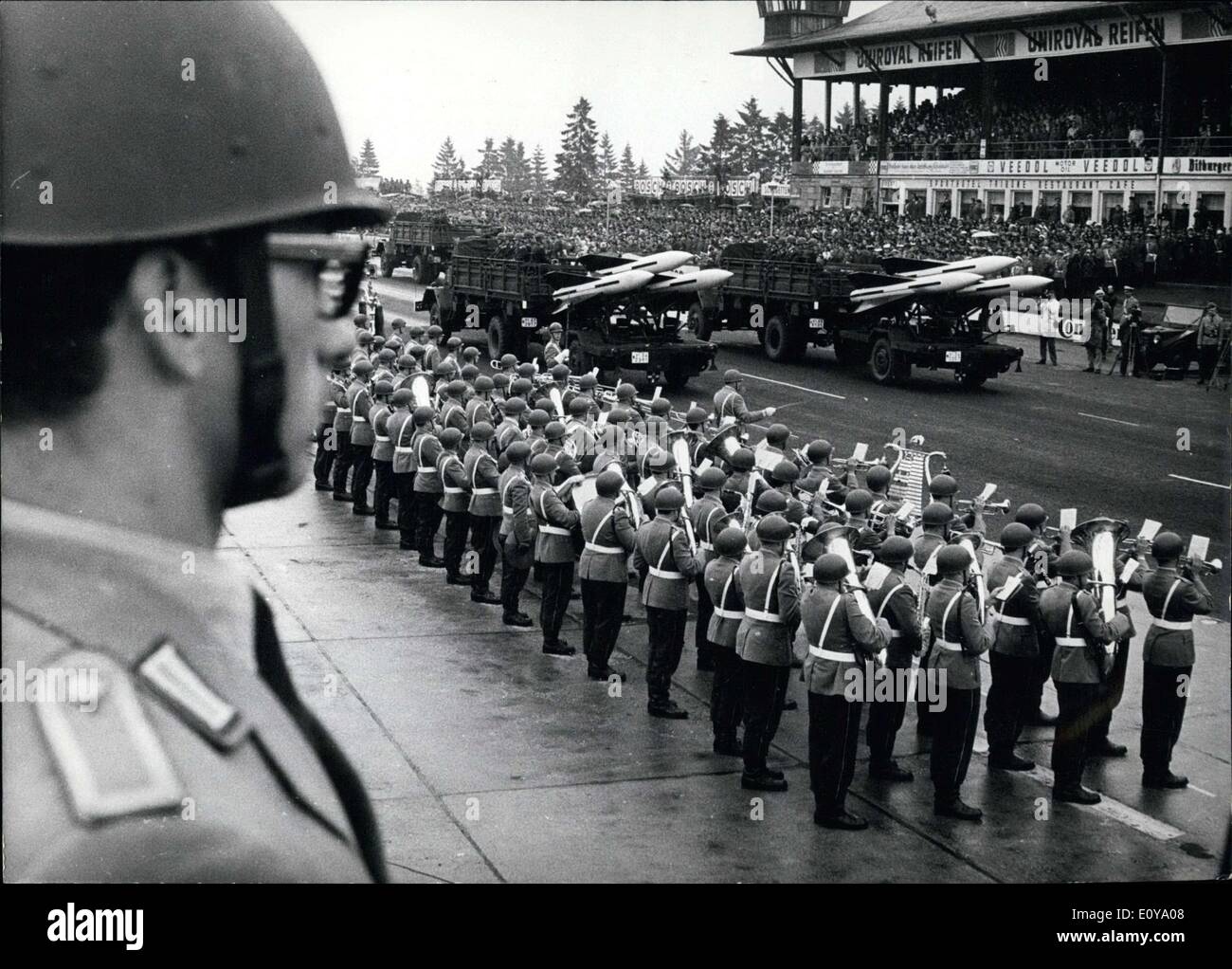 7. Juni 1969 - die Bundeswehr setzen auf eine Parade am N? Rburgring am Freitag (06.06.69) um die zwanzig Jahre der NATO feiern Stockfoto