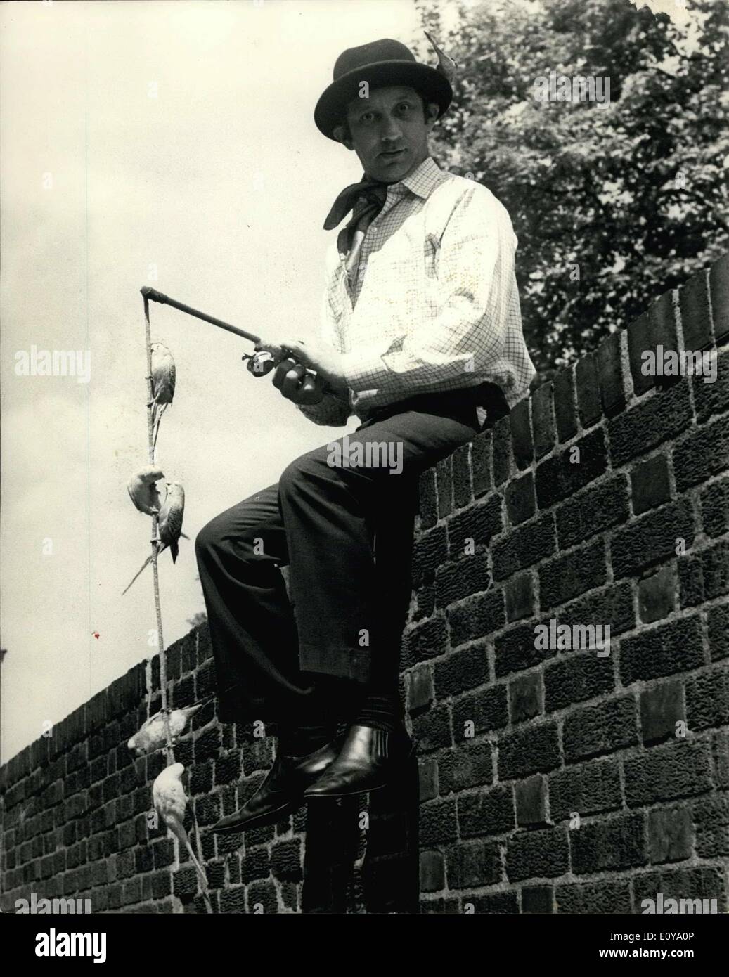 11. Juni 1969 - ist Wellensittich Mann trifft (Real) Wellensittich Mann Komiker Freddie Davies, die derzeit in der ITV-Serie (12. Juni, 19., 26.), Hauptrolle "Es ist die Junggesellen" bekannt als '' Mr Parrotface'', die lustige Geschichten über extrem Duff Wellensittiche betrifft. Aber während der Proben für die TV-Shows, die er traf einige Wellensittiche, die sehr fern von Duff. Sie sind Eigentum von Don Crown, die nutzt sie eine höchst originelle Handlung, in dem die Wellensittiche alles tun, was er ihnen erzählt, und werden sogar arbeiten im Freien ohne wegfliegen Stockfoto