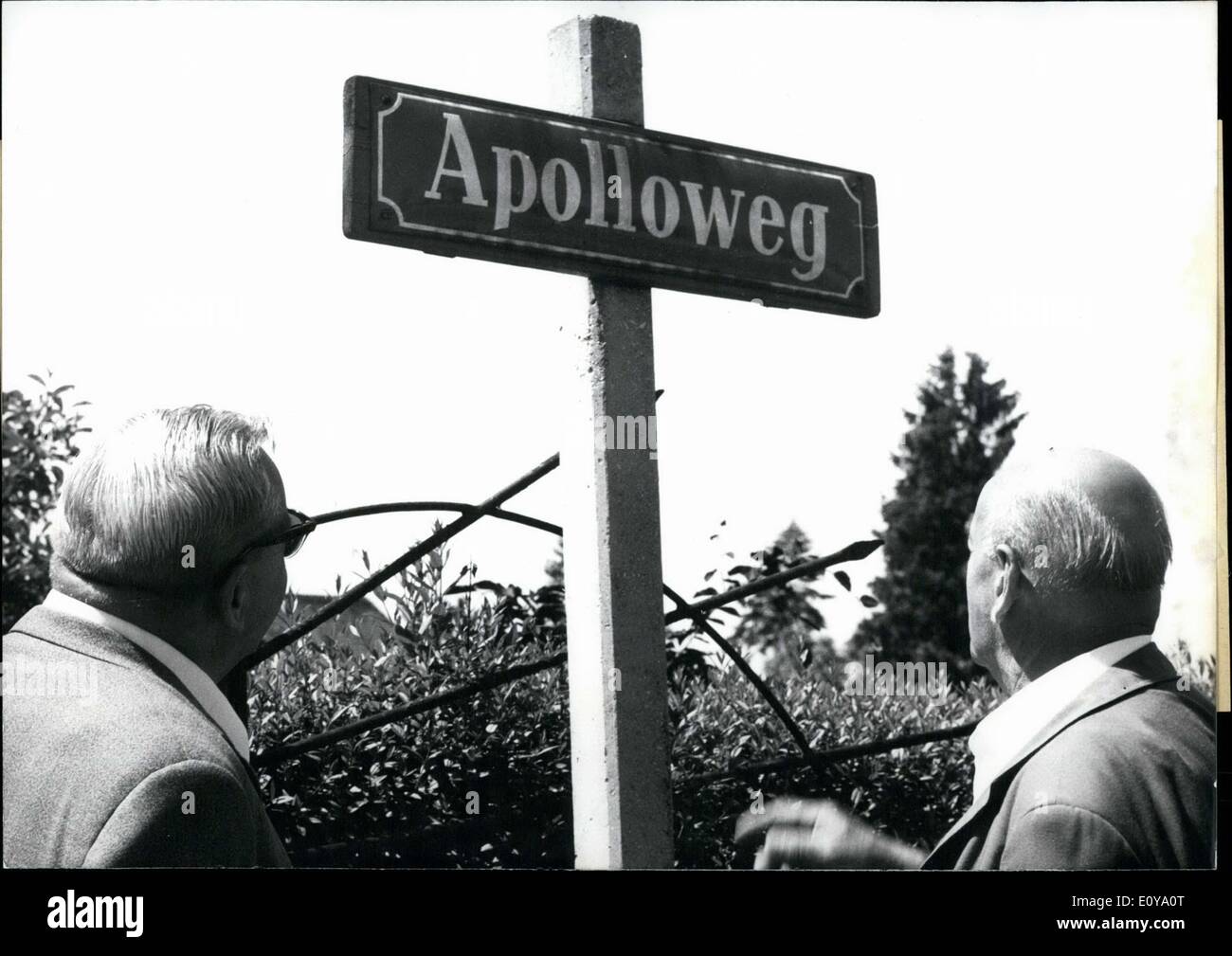 11. Juni 1969 - ist '' Apollo 16'' nicht in Cape Kennedy... noch in Houston, Texas, aber in München-Obermenzing! Dieses Zeichen humorvoll bezieht sich auf den Start der Apollo-Rakete '' Zum Mond Schie? t''(to the moon). Die Einwohner von '' Apolloweg 16'' haben aber nicht die Absicht des Fluges! Dieser Straßenname hat wohl mehr mit dem griechischen Gott als das amerikanische Raumfahrtprogramm zu tun! Stockfoto