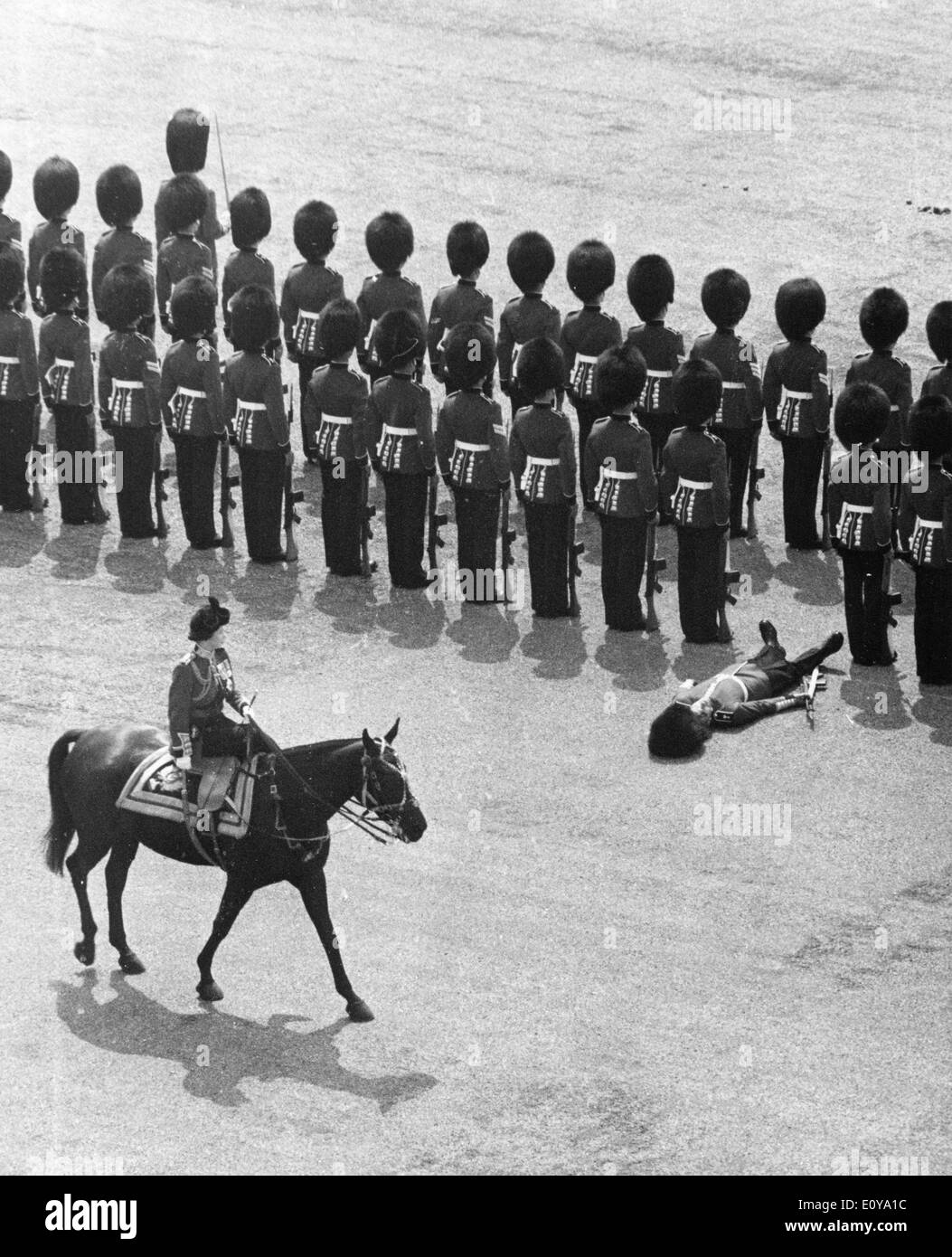 14. Juni 1969 - London, England, Vereinigtes Königreich - QUEEN ELIZABETH auf Pferd schaut ohnmächtig Wache. Verleihung des Tropenkunst der Farbe und Horseguards Parade Scots Guard Farbe. Stockfoto