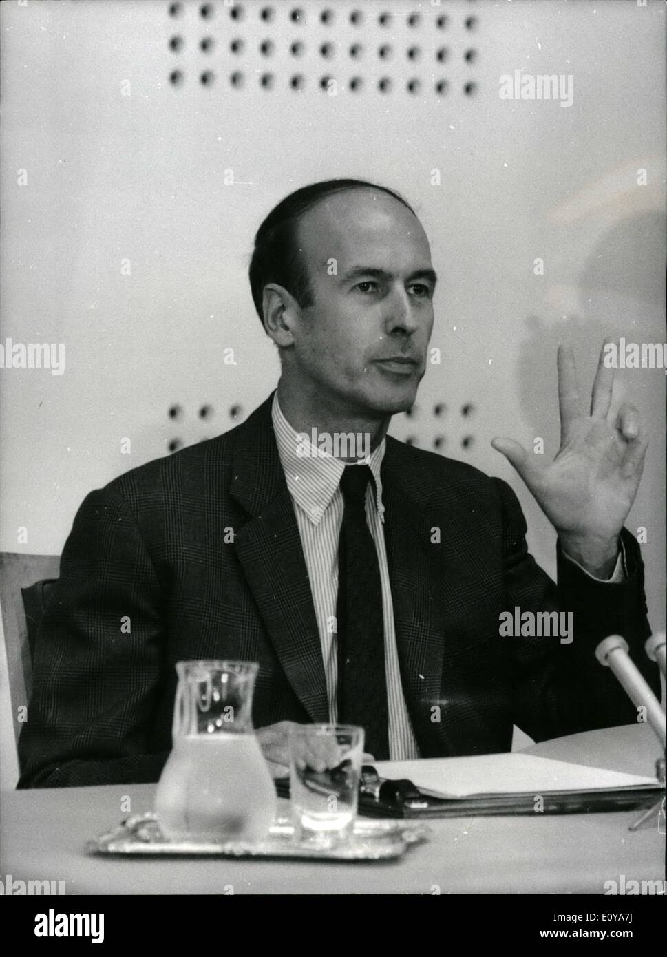 Sept. 09, 1969 - Giscard d ' Estaing hält Pressekonferenz: nach die Ankündigung der neuen sozialen und wirtschaftlichen ergriffen von der Regierung als Folge der "Sparmaßnahmen" Politik M. Gistard d ' Estaing Maßnahmen, der französische Finanzminister eine Pressekonferenz im Fernsehen gestern. Giscared d ' Estaing im Bild während seiner TV-Konferenz. Stockfoto