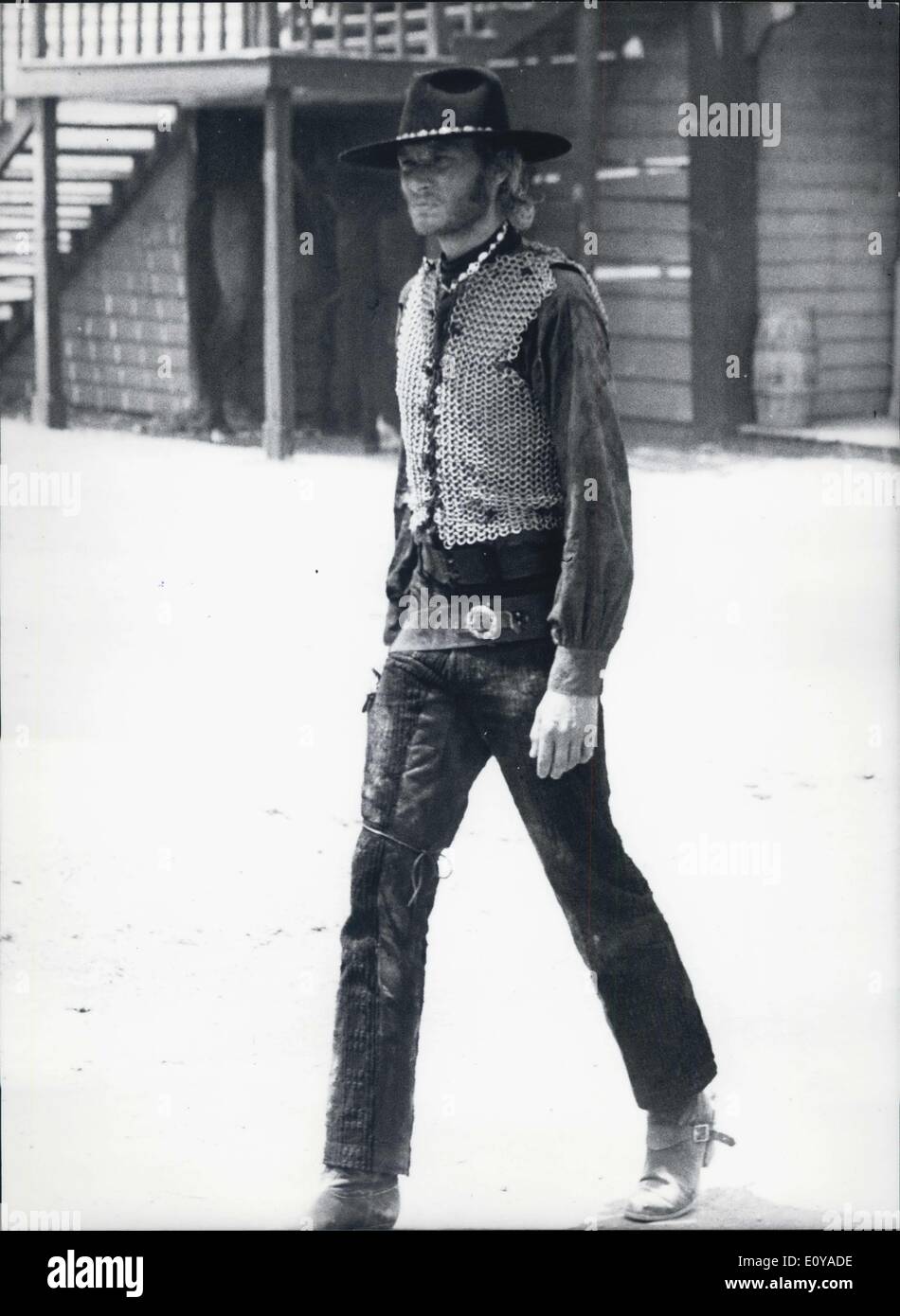 Jul 00, 1969 - ist französische Sänger Johnny Halliday in Rom, in der westlichen Film '' The Specialist'' drehen. Er dreht sich in den westlichen Dorf Elios Studios in der Nähe von Rom. Stockfoto