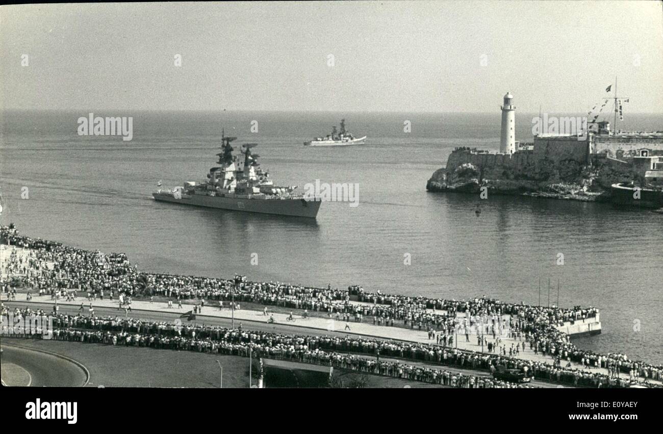 7. Juli 1969 - erster Besuch des sowjetischen Kriegsschiffen nach Kuba: durch die revolutionäre Regierung Kubas eingeladen, Kriegsschiffe aus der sowjetischen Flotte unter dem Kommando von Konteradmiral Stepan Sokolan, der Hafen von Havanna, am Sonntag, 20. Juli 1969 trat. Die besuchende Flotte besteht aus vier Schiffe und zwei u-Boote. Sie gingen von den Bewohnern der Hauptstadt, die entlang der '' Malecon'' und '' Avenida del Puerto'' an Havannas Küste versammelt. Die offizielle Begrüßung wurde von Major Aldo Santamaria, Kommandeur der revolutionären Marine und Mitglied des Zentralkomitees der kubanischen kommunistischen Partei gegeben. Stockfoto