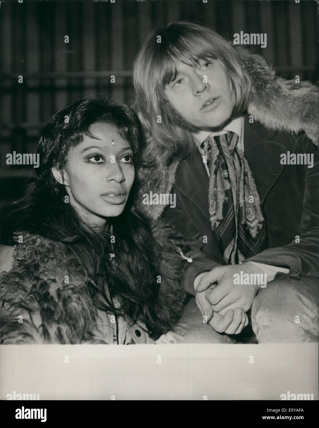 7. Juli 1969 - Brian Jones gefunden tot: Brian Jones, der vor kurzem verließ die Rolling Stones-pop-Gruppe, wurde tot aufgefunden heute früh in seinem Freibad in seinem Landhaus £30.000 Hartfield, Sussex. Er wird geglaubt, um während Mitternacht Baden, offenbar als Ergebnis einen Asthma-Anfall gestorben sein. Foto zeigt, dass Brian Jones mit amerikanischem Vorbild Donyale Luna abgebildet ist, während der Dreharbeiten ihre TV-Show mit dem Titel "Rolling Stones" Rock ' n Roll Zirkus-Show in den Intertel Studios in Wembley. Stockfoto