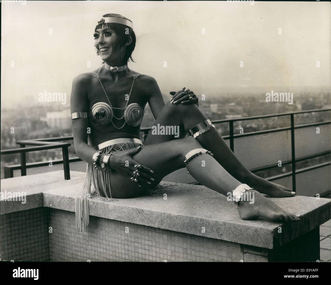7. Juli 1969 - Space-Age Schmuck zeigen. Das Foto zeigt Modell Chris Maxey, 23, gesehen, wie sie zeigt Schmuck auf dem Dach des Carlton Tower Hotel - wo eine Anzeige der Raum-Zeit-Schmuck von Corecraft, gehalten wurde. Stockfoto