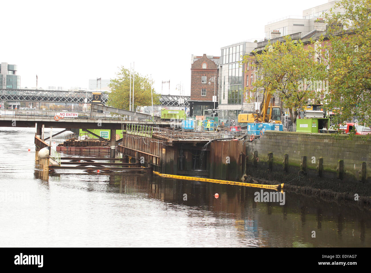 Bild aufgenommen beim Bau der Rosie Hackett Brücke über den Fluss Liffey im Zentrum von Dublin Stockfoto