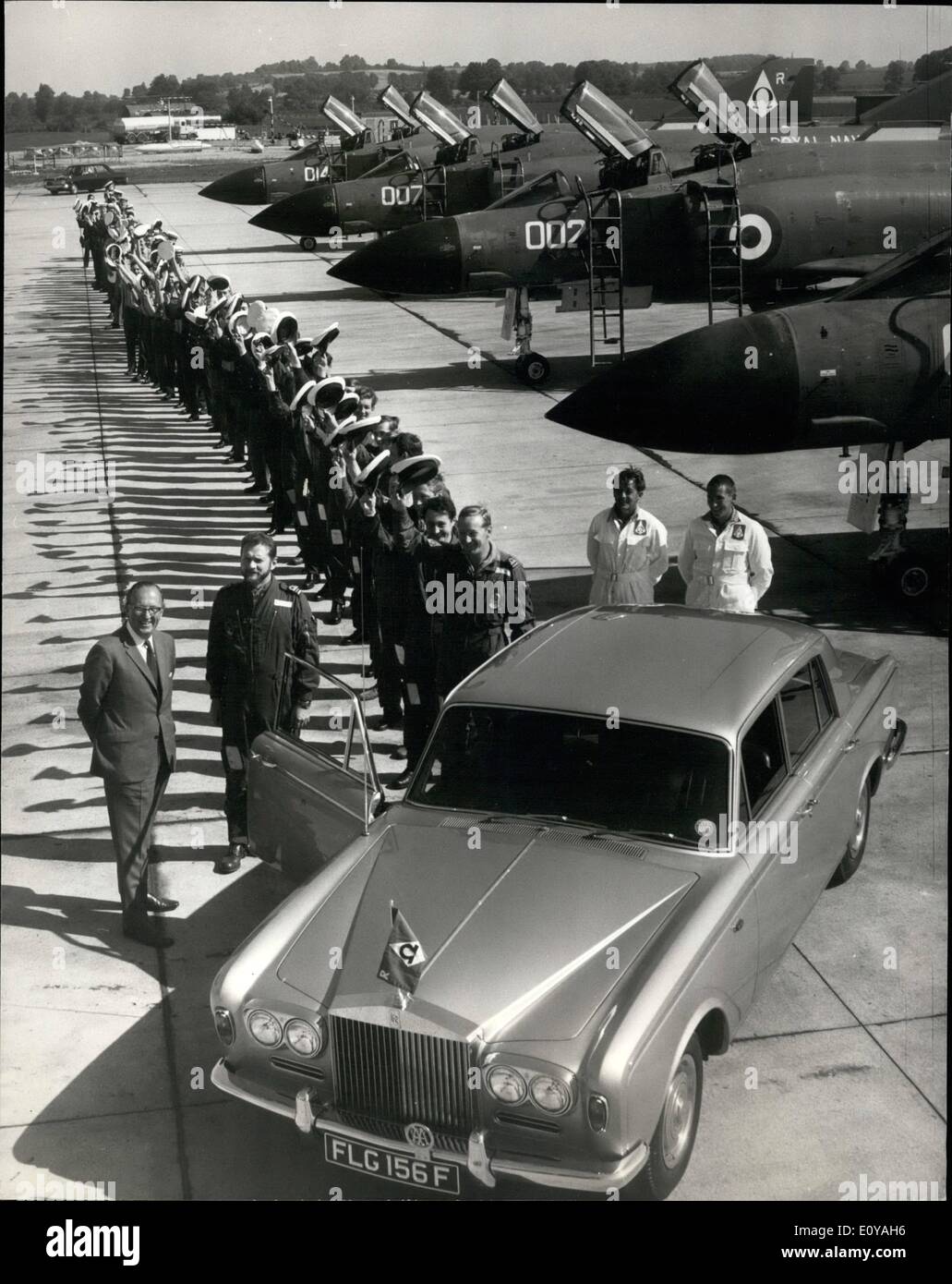 Sept. 09, 1969 - Rolls-Royce für letzten festen Tragflächen Geschwader von der fleet Air Arm; Zur Erinnerung an die lange Verbindung zwischen der Royal Navy und Rolls-Royce leiht die Firma Rolls-Royce Silver Shadow Auto Nr. 892 Squadron der die fleet Air Arm. Das Auto war das Geschwader heute von Mr D.J. Peppere, Direktor der Rolls-Royce, bei einem Festakt am Royal Naval Air Station, Yeeovilton, Somerset vorgestellt. Das Geschwader, ausgestattet mit Rolls-Royce Spey Phantom Strike Fighters angetrieben, die zuletzt mit festen Tragflächen in der Royal Navy gebildet werden Stockfoto
