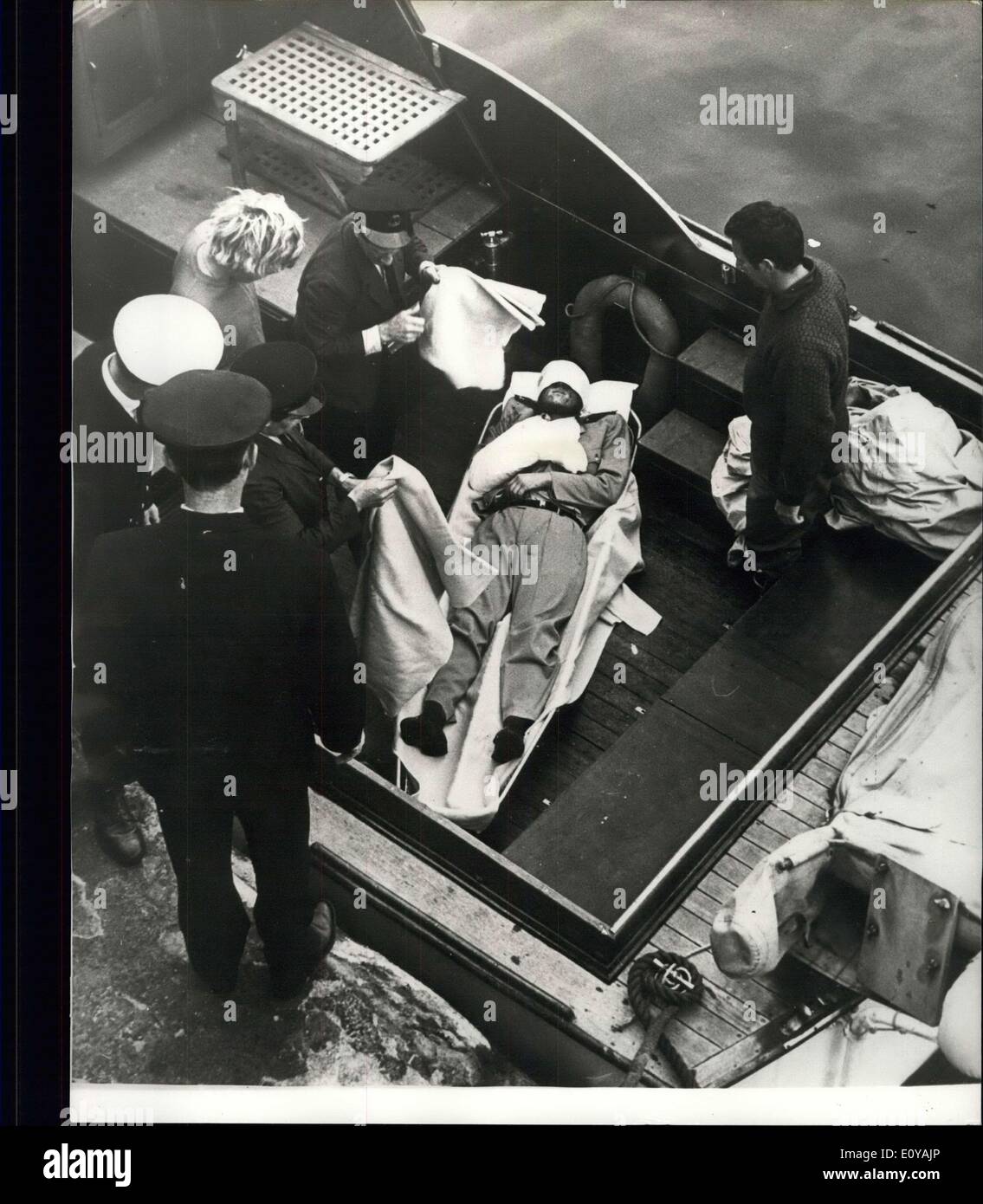 Sept. 15, 1969 - Unfall auf der Regina Maris. Verzögerungen nach Australien zu segeln. Ein mock Feuergefecht zwischen zwei Segelschiffe in Plymouth Sound am Samstag, wurde gestoppt, nachdem eine Kanone geladen hatte für seinen fünften Schuss vom Deck des norwegischen Barkentine Regina Maris, wenn die Ladung im Fass platzen und in sein Gesicht explodierte. Bootsmann Callan erhielt umfangreiche Kürzungen und Verbrennungen an Gesicht und Armen. Nach der Erstversorgung brachte ihn ein Motorboot an Millbay Docks, wo ihm eine wartenden Krankenwagen ins Krankenhaus eingeliefert Stockfoto