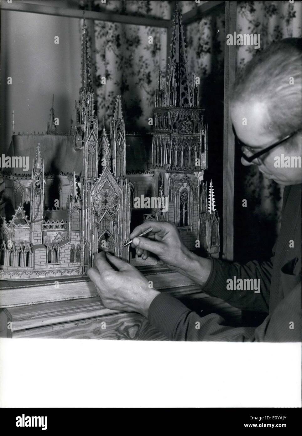 Sept. 15, 1969 - es dauerte Jutton 8.000 Stunden zu machen. Er ist ein Concierge in Paris im 18. Arrondissement. Seine Kathedrale wurde inspiriert von der Kathedrale von Chartres in Reims als auch in Amiens und Straßburg. Die Glocke wurde von der Kathedrale von Burgos in Spanien kopiert und kann abgenommen werden. Stockfoto