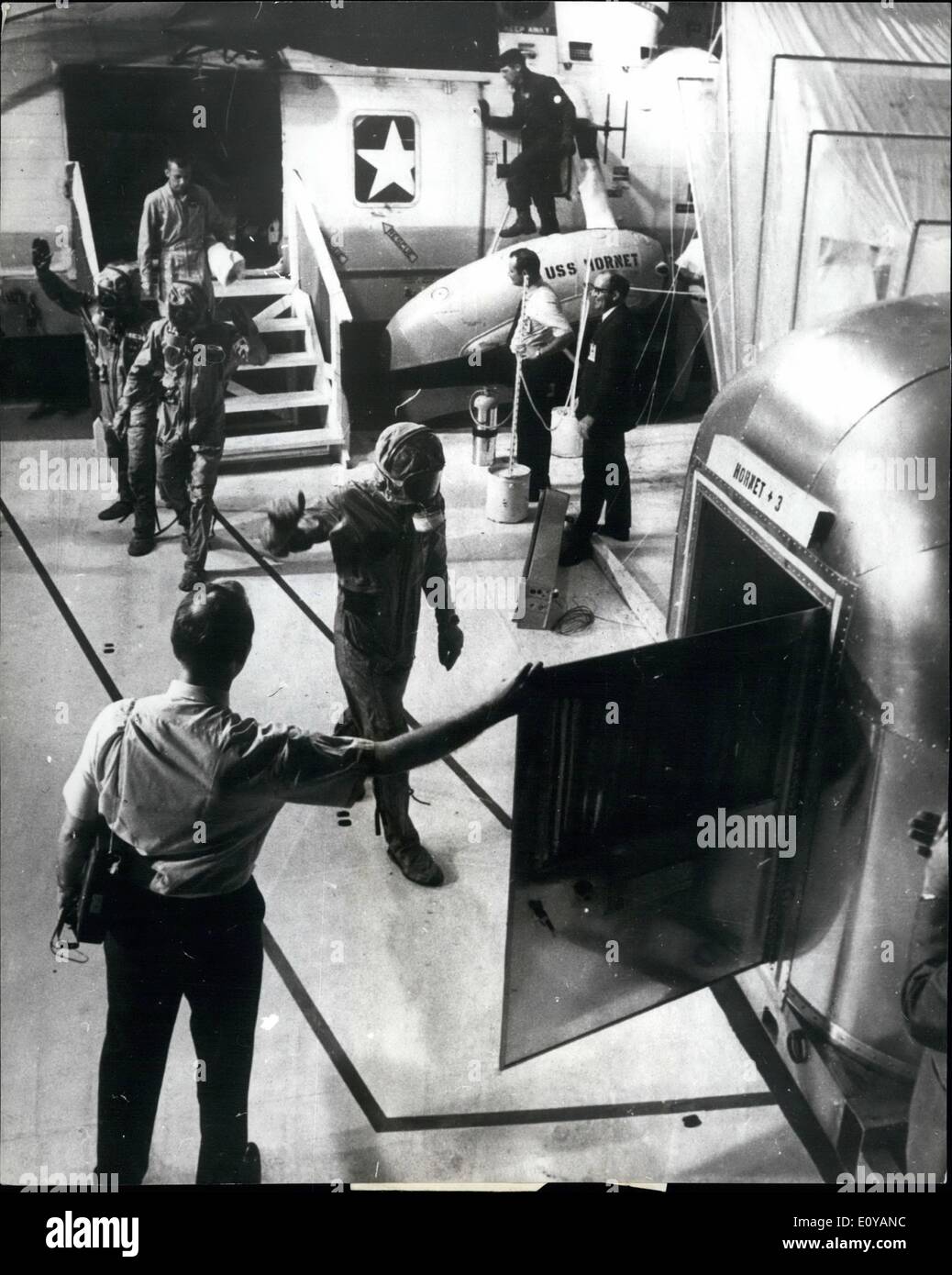 7. Juli 1969 - Apollo II Splashdown.: Apollo 11 Astronauten (l, R.) Edwin E. Aldrin, Neil A. Armstrong und Michael Collins, Welle, Gratulanten Hubschrauber eine kurze Strecke auf der Mobile-Quarantäne-Station. Sie landeten im Pazifischen Ozean um 12:50 Uhr EDT 24 Juli, historische Mondlandung Mission. Stockfoto