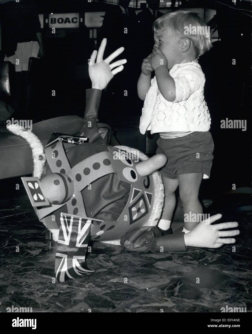 7. Juli 1969 - A König bittet, Go To The Moon: Ethelbert, will die Marionette König von Thames Television '' Natty Town'' Kinderserie den amerikanischen Astronaut Neil Armstrong, der erste Mensch auf dem Mond auf seiner historischen Raum Reise auf den Mond Planeten, die am 16. Juli Blasten sein wird aus begleiten. König Ethelbert Bestimmung ist eine solche, die mit einer persönlichen Note, die von ihm selbst unterzeichnete bewaffnet, verließ er Heathrow für die Vereinigten Staaten heute. Foto zeigt 16-Monate alte Ian Smith, von Bedford, der war auf dem Flughafen mit seinen Eltern - traf Ethelbert, die Marionette König, der war auf dem Weg nach New York Stockfoto