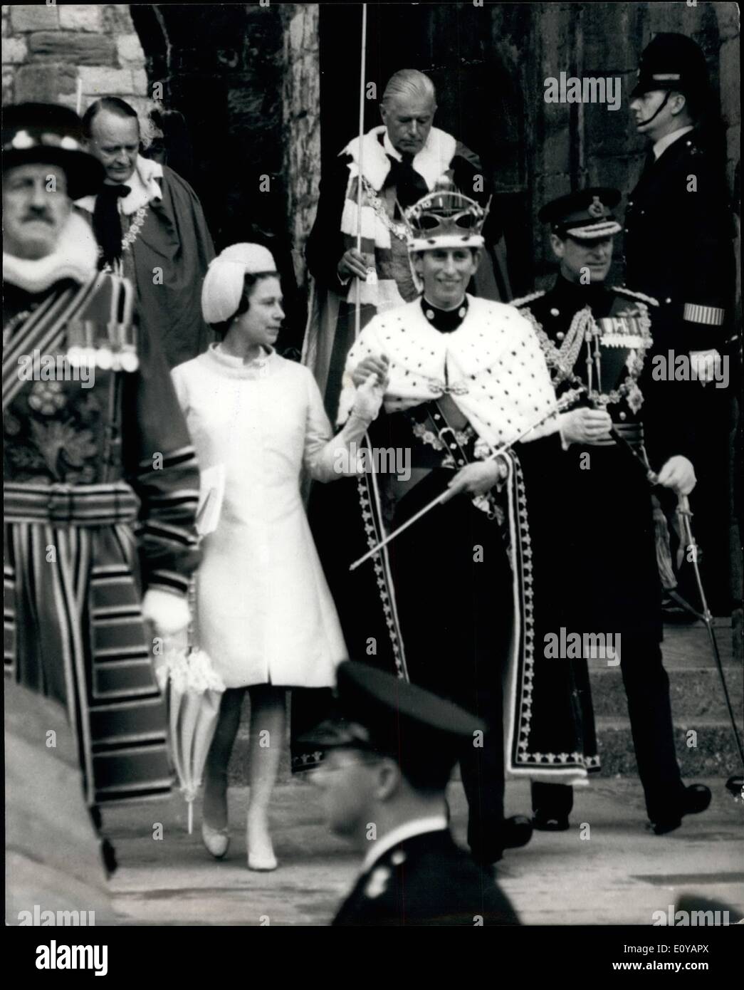 7. Juli 1969 - INVESTITUR von der Prinz von WALES AT CAERNARVON CASTLE Foto zeigt: Die Königin und der Prinz von Wales am Kings Tor zu sehen, wie er nach der Zeremonie heute das walisische Volk präsentiert wird. Stockfoto