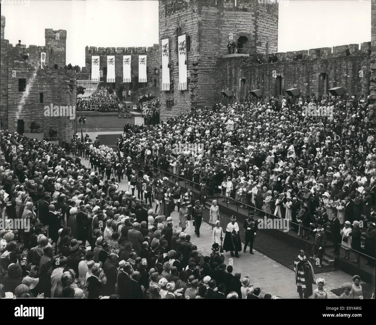 7. Juli 1969 - königliche Investitur: In Caernarvon Castle, Wales, heute Nachmittag H.R.H Prinz Charles erfunden wurde, wie der Prince Of Wales von seiner Mutter, Königin Elizabeth II Foto einen allgemeinen Überblick über die Prozession nach der Zeremonie in Caernarvon heute Nachmittag zeigt. Stockfoto