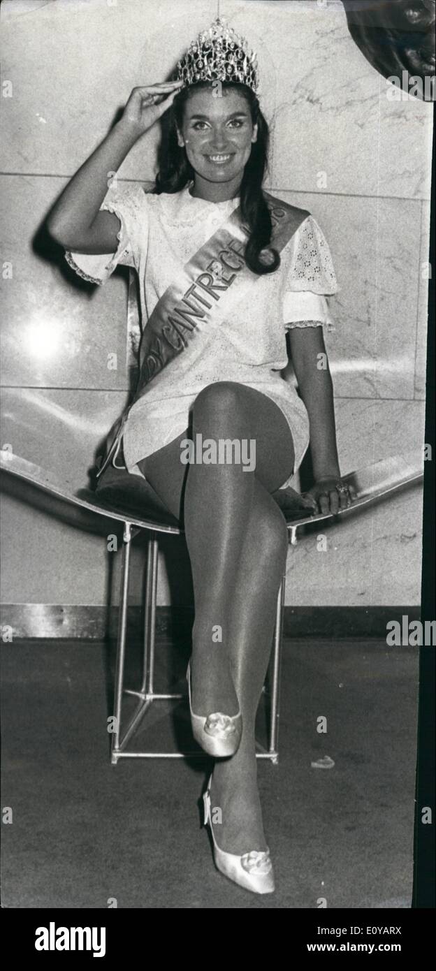 7. Juli 1969 - das Mädchen mit den schönsten Beinen in Großbritannien: der Gewinner des die finden das Mädchen mit den schönsten Beinen in Großbritannien gestern Abend an sie ist 21 Jahre alt, Nina Scott, ein Fotograf-Model aus Rotherham, Yorks und sie gewann gekrönten Nina, die mit alten Sohn verheiratet ist, ein £4.000 jeden Preis, ein £1.000 £1.000 in der Modellierung von Gebühren. Für die nächsten zwölf Monate werden ihre Beine für 1 Million Dollar versichert. Foto zeigt Nina Scott im Savoy Hotel abgebildet, nach ihrer Krönung letzte Nacht. Stockfoto