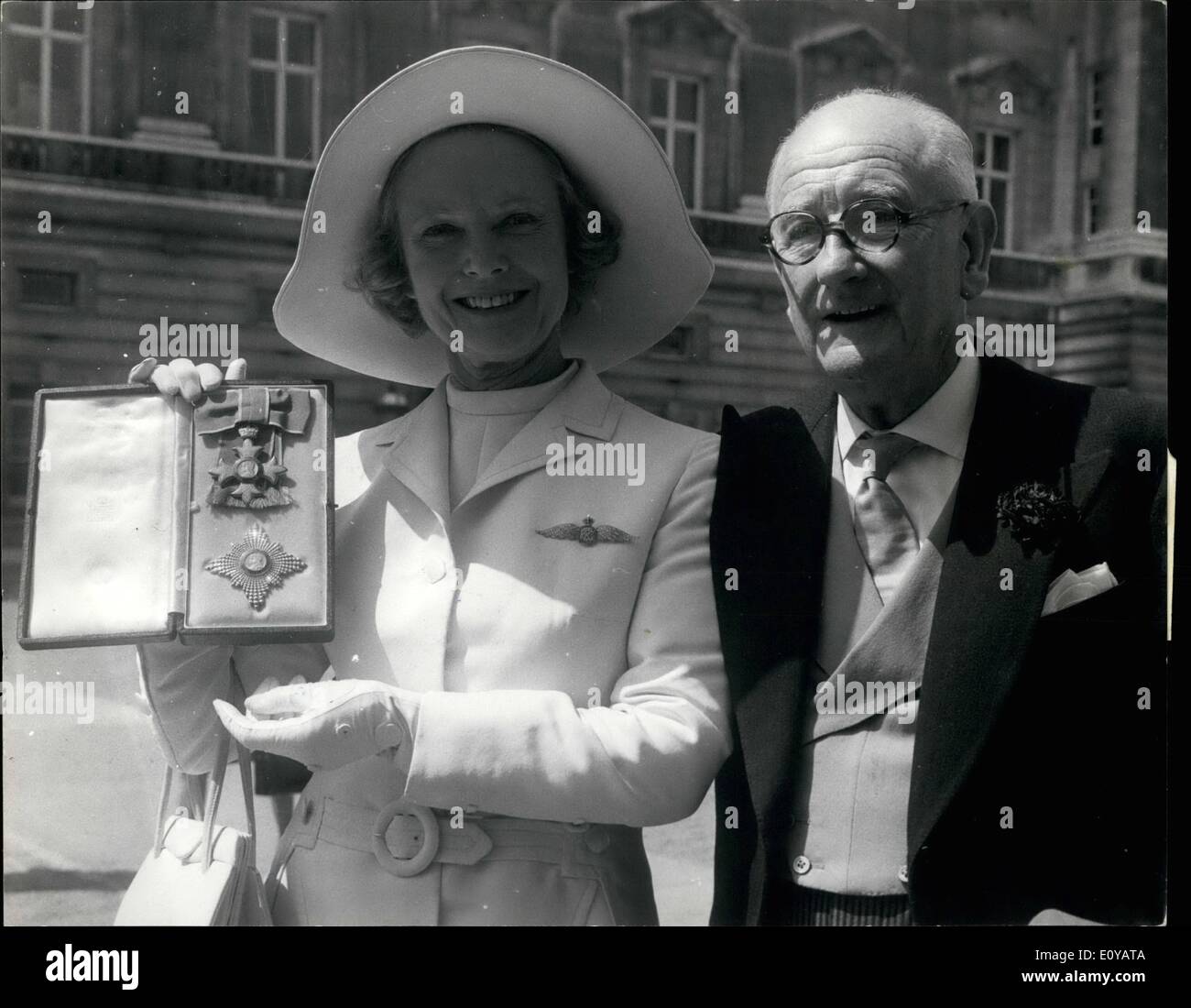 7. Juli 1969 - Investitur am Palast.: Foto zeigt Dame Anna Neagle, der eine Dame des britischen Empire - außerhalb des Palastes nach heutigen Investitur abgebildet war. Stockfoto