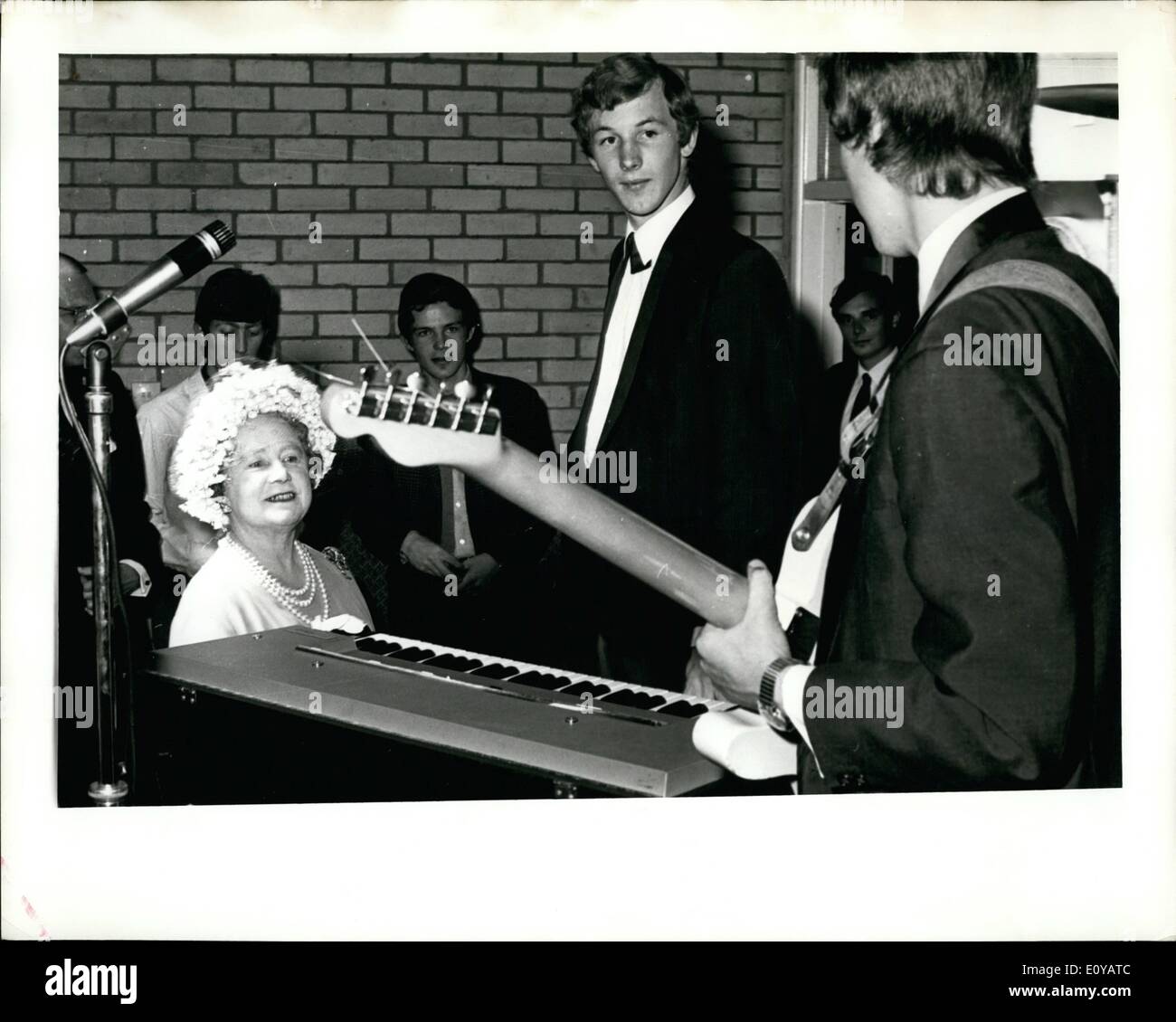 7. Juli 1969 - Gitarren Serenade für Königin-Mutter, sieht man an den Hitchitn, Hertfordshire, Jugendzentrum heute, Juli 4, wird ein Ständchen von Keith Ruff, 18, und seine Jugendkapelle. Die Königin-Mutter machte eine lange Reise durch das Zentrum unter ein großes Interesse an den vielen Aktivitäten für junge Menschen. Stockfoto