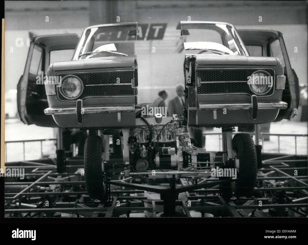 Sep 21, 1969 - dieser Fiat 128 der Mitte geteilt ist, wie ein Puzzle zerlegt. Es war auf der 1969 International Auto Expo in Frankfurt zu sehen. Es wurde in vier Teile gegliedert: Körper, motor, Achse und Hinterachse weiterleiten und setzen auf einen komplizierten Mechanismus, der es gesponnen, so dass man verschiedene Stücke sehen konnte. Das Auto war von Turin. Stockfoto
