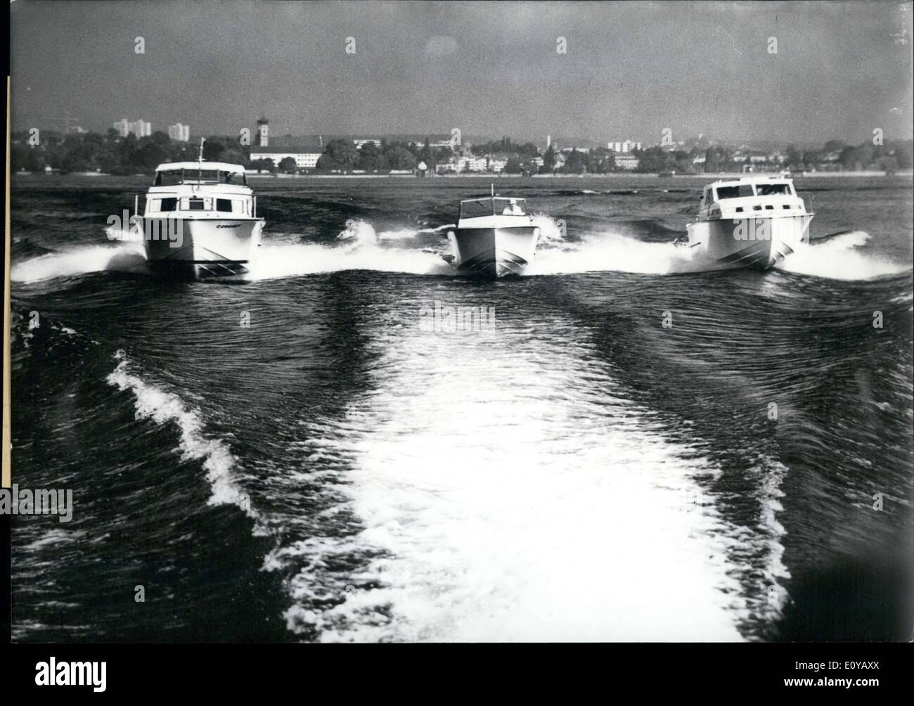 Sept. 27, 1969 - die 8. internationalen Bootsmesse in Friedrichshafen, Deutschland eröffnet. Rund 800 Schiffe angesehen werden könnte und Aussteller kamen aus 17 Ländern in der ganzen Welt. Hier wird ein Bootskorso für Zuschauer durchgeführt. Stockfoto