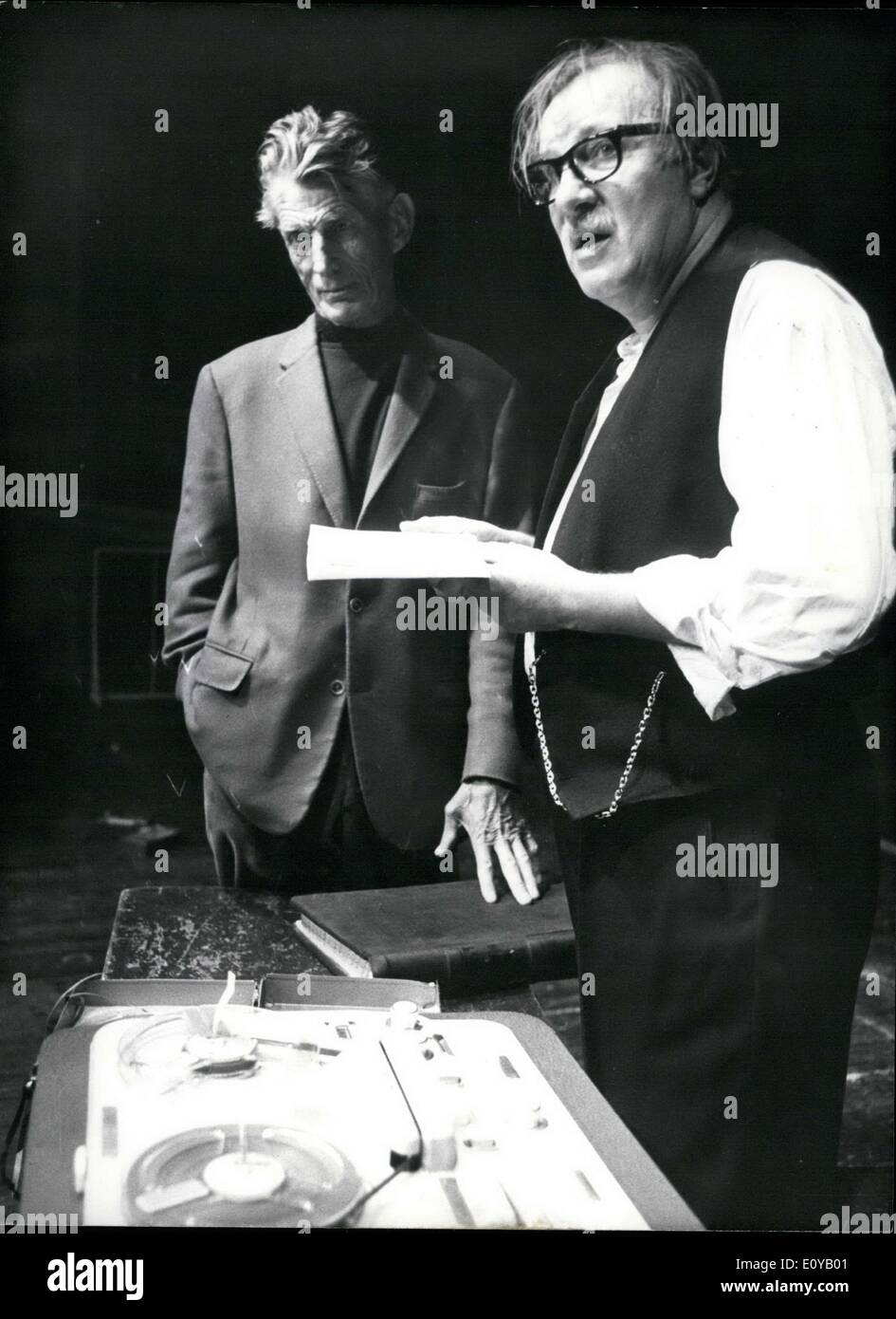 4. Oktober 1969 - ein tolles Team, Samuel Beckett(left) und Martin Held(right) sind derzeit teaming up in Berlin Becketts Produktion bringen '' Das Letzte Band'' ('' das letzte Band'') nach Deutschland für das Berlin Festival. Der Autor selbst leitet persönlich. Stockfoto