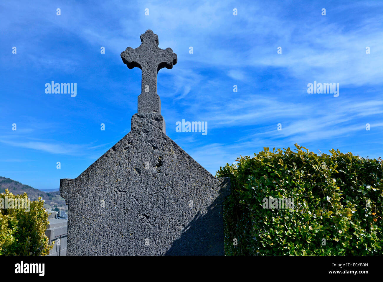 Kreuz auf einem Grab in einem französischen Friedhof Friedhof, Frankreich Stockfoto