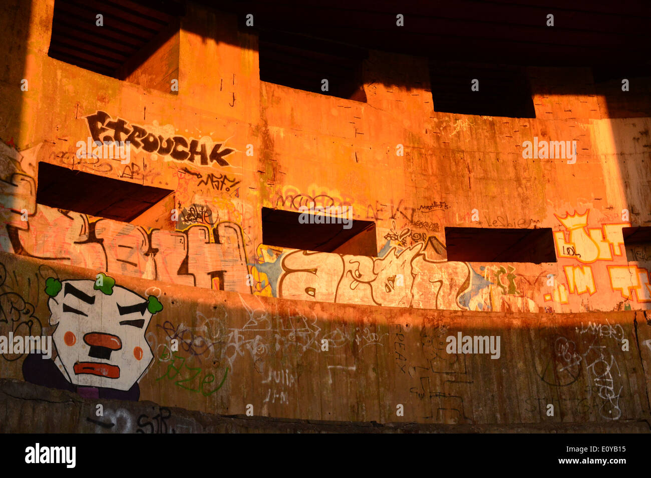 Graffiti-Hintergrund in einem Bunker des zweiten Weltkriegs in Cap Gris Nez, Audinghen, Frankreich Stockfoto