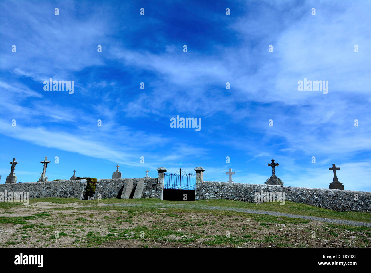 Hügel-Friedhof mit einer Reihe von Gräbern am Horizont Stockfoto
