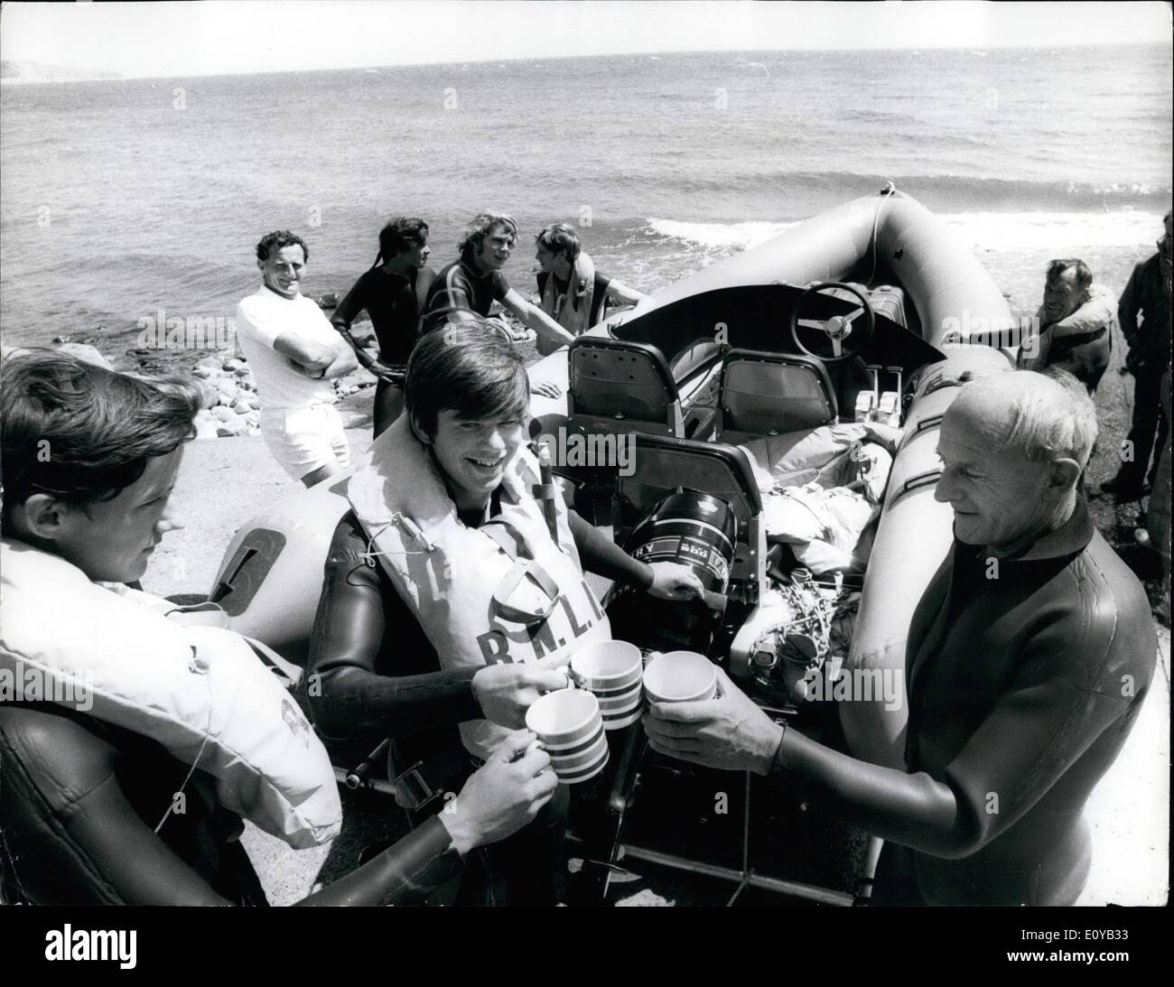 7. Juli 1969 - junge Mannschaft im kleinsten Power Boot.: jüngste der Besatzungen von bisher 50 Einsendungen für den Daily Telegraph - B.P. Round Britain Powerboat Race ist, dass der psychedelische Surfer. Das Boot werden auch die kleinsten auf den 1.700 Meile Test losgehen wenn Semanship und Ausdauer wenn Prinz Philip ausgelöst, die ab Marcon von Southsea wird Strand, Porstmouth, am Samstag Woche. Die Crew ist: Graenmo Dillon, 21, und John Cauloutt, 22, sowohl von Yarmouth, Isel von Wight, Treibern und datierter Sin De'Ath 21, Royal Marines, Liss, Hants, Mechaniker Stockfoto