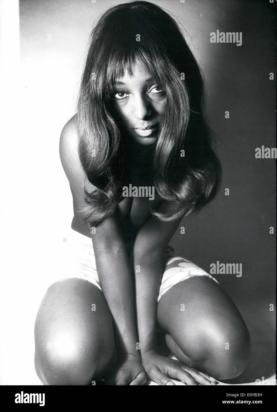 7. Juli 1969 - abgebildet ist Schauspielerin Ann Helstone. Sie ist berühmt für sein im musical "Hair". Der 20-jährige ist eine Sängerin und Schauspielerin, ursprünglich aus Südamerika. Sie können ruhig Personen bietet ihre Rollen nach links und rechts in die Zukunft blicken. Derzeit ist sie ich Stockfoto