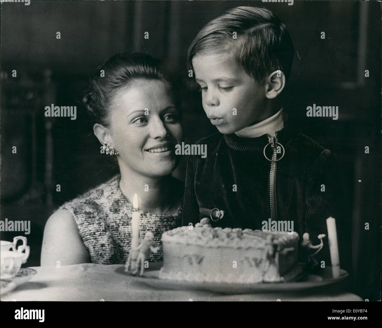 10. Oktober 1969 - Blätterteig-Geburtstag von einem jungen Prinzen: eine charmante Geburtstag-Studie von Prinz Feisal, 6, mit seiner Mutter Prinzessin Muna, die Ipawich geborene Ehefrau von König Hussein von Jordanien. Der Prinz weht, Kerzen auf seinen Kuchen auf einer ziemlich Geburtstagsfeier, die Party gestern in London statt. Stockfoto