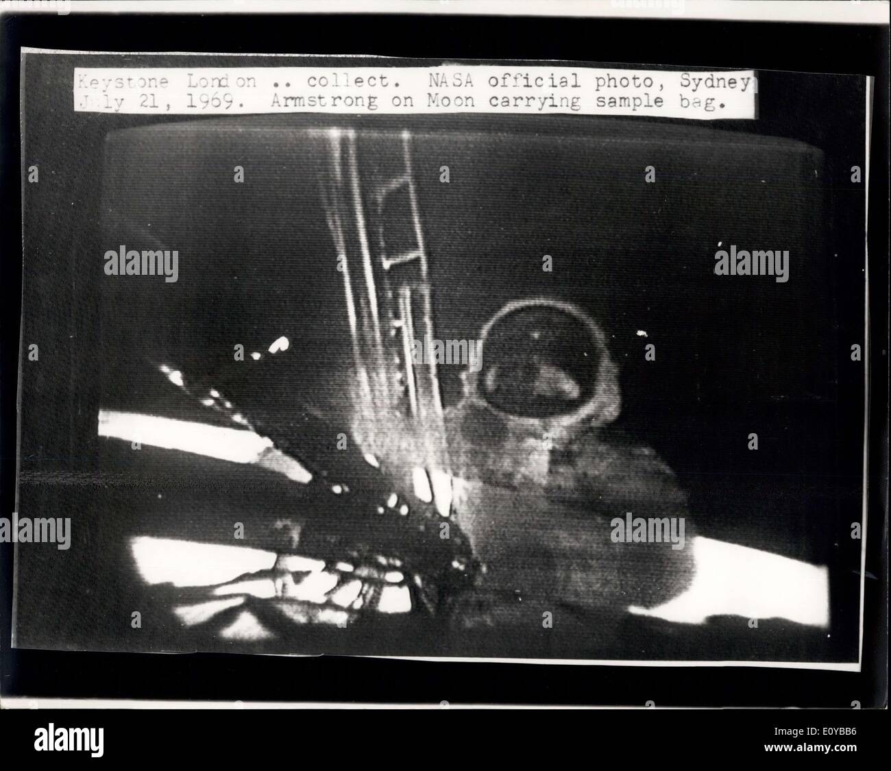 21. Juli 1969 - Man On The Moon: Foto zeigt diese NASA offizielle Bild, funkte nach London aus Sydney, Australien, zeigt amerikanischen Astronaut Neil Armstrong auf dem Mond Probe Tragetasche Stockfoto