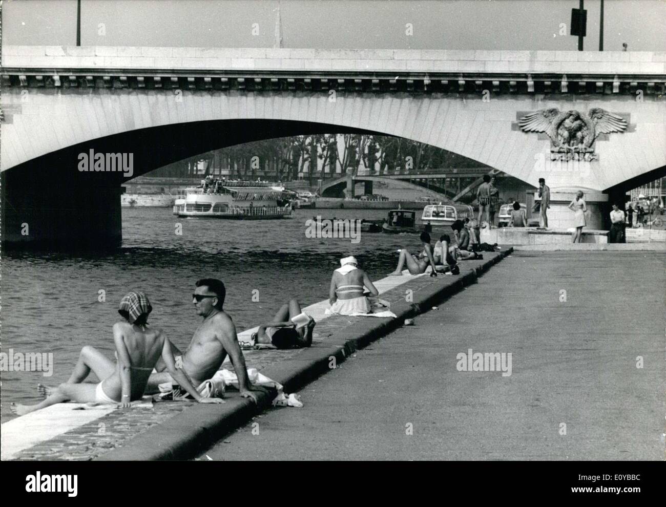 23. Juli 1969 - musst du an den Strand zum Sonnen und genießen Sommer gehen. Parisern und Touristen sind an den Pools und am Ufer der Seine in dieser Zeit des Jahres. Stockfoto