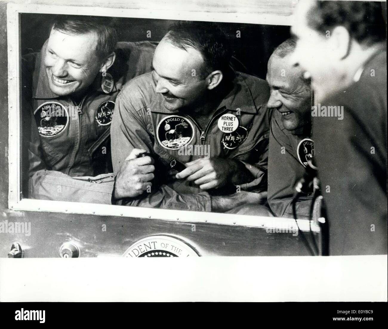 29. Juli 1969 - Apollo 11 Wasserung: Obwohl durch ein Fenster der Mobile Quarantäne Anlage., Präsident Nixon und Apollo 11 Astronauten (L, R), Noil Armstrong getrennt, Michael Cellins und Edwin Aldria teilen einen Lachen nach Wasserung und Erholung in den Pazifischen Ozean am 24. Juli 1969. Der Präsident begrüßt die Raumpiloten an Bord der USS Mornet, das erstklassige Erholung Schiff, kurz nach der Wasserung Stockfoto
