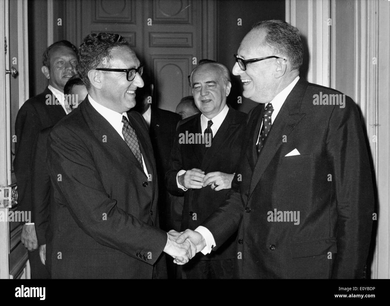 4. August 1969; Paris, Frankreich; Vereinigte Staaten Staatssekretär HENRY KISSINGER und französischer Minister für auswärtige Angelegenheiten MAURICE Stockfoto