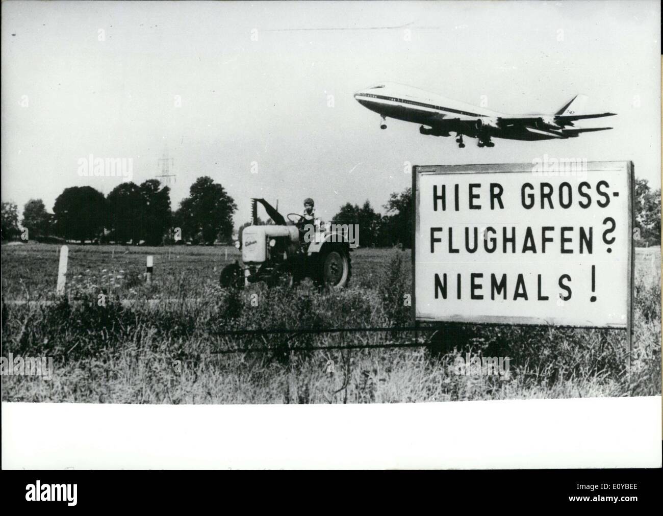 6. August 1969 - '' einen großen Flughafen hier? Nie!'' liest die Zeichen auf diesem Foto. Jedoch waren alle Proteste der Bauern vergeblich wie ein große Düsenjäger-Flughafen in 6 bis 8 Jahren dort gebaut werden soll. Viele Erdingers protestierte Entscheidung der Regierung, der Flughafen gebaut, aber sie waren alle vergeblich. Stockfoto