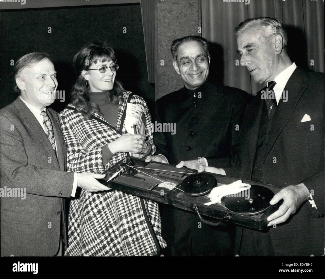 10. Oktober 1969 - wird Gandhi Centemary Presse Empfang bei der British Museum-The Highlight von mehreren Funktionen und Ausstellungen zum Gedenken an Gandhis Centemary ein fest, als eine Hommage an Gandhi, am Dienstag, den 21. Oktober in der Royal Albert Hall sein. Der Erlös werden für benachteiligte Kinder aller Nationalitäten Handsworth-Abenteuer-Spielplatz in Birmingham und das Abenteuer Spielplatz Association, London, gewidmet. Vanessa Redgrave, wird der Urheber des Konzerts, Zubin Mehta, Yehudi Menuhin und Ravi Shankar ihre Dienstleistungen kostenlos geben. Nach einem Treffen von Großbritannien Stockfoto