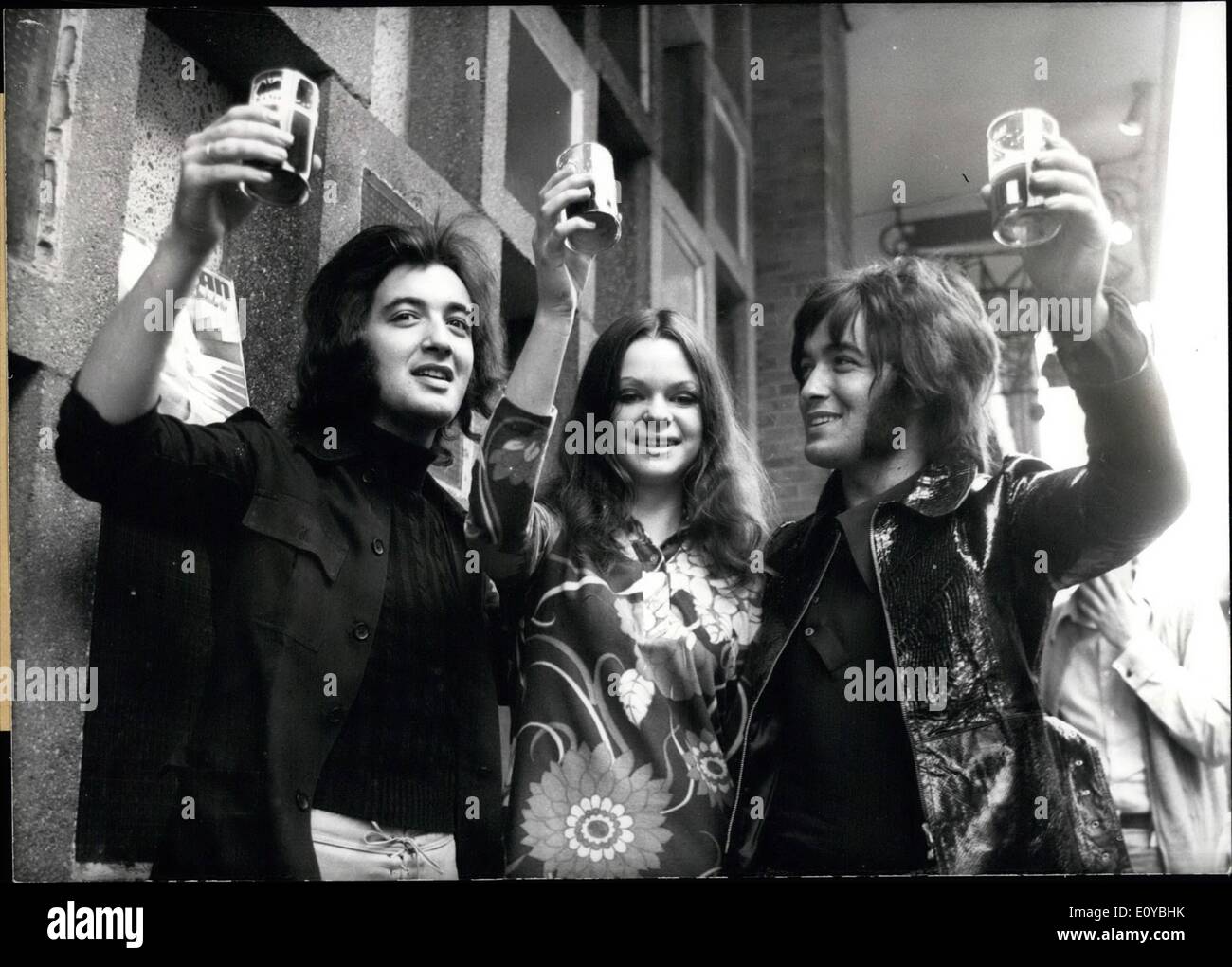 Halten Sie 10. Oktober 1969 - Ihre Gläser hoch! Barry Ryan(right), pop Idol aus England, und sein Komponieren Zwillingsbruder Paul(left), hier gezeigt mit einem Ventilator, haben allen Grund, toast: feiern sie ihren 21. Geburtstag in ein paar Tagen. Sie startet eine Tournee durch Deutschland und wi Stockfoto