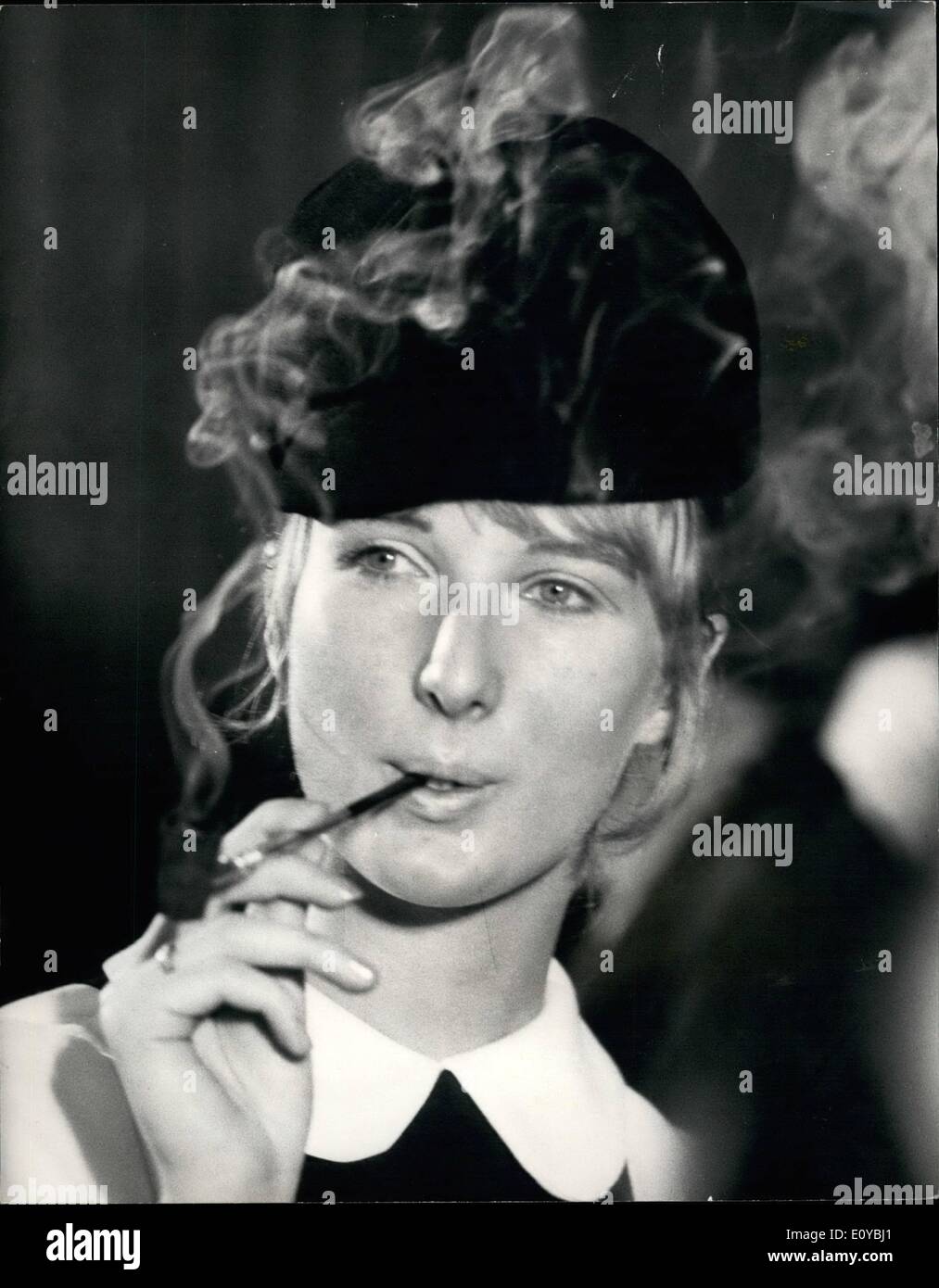 10. Oktober 1969 - Frauen Rohr Raucher auf der Festival Hall: die erste Stufe eines Markt-Forschungsprogramms. Großbritanniens größte Pfeife Tabakhersteller, Ogden von Liverpool, eine Gruppe von Rohr Raucherinnen in der Royal Festival Hall, London, heute unterhalten. Die Frauen probierten zehn von Ogden der führenden Marken auf sie erzählte Vertreter des Unternehmens warum sie Pfeife rauchende genossen und wurden aufgefordert, Vorschläge über die Art der Tabak und Pfeifen sie lieber machen. Foto zeigt Jackie Ward ihr Rohr gehen am heutigen Rennen Tion in Festival Hall bekommt. Stockfoto