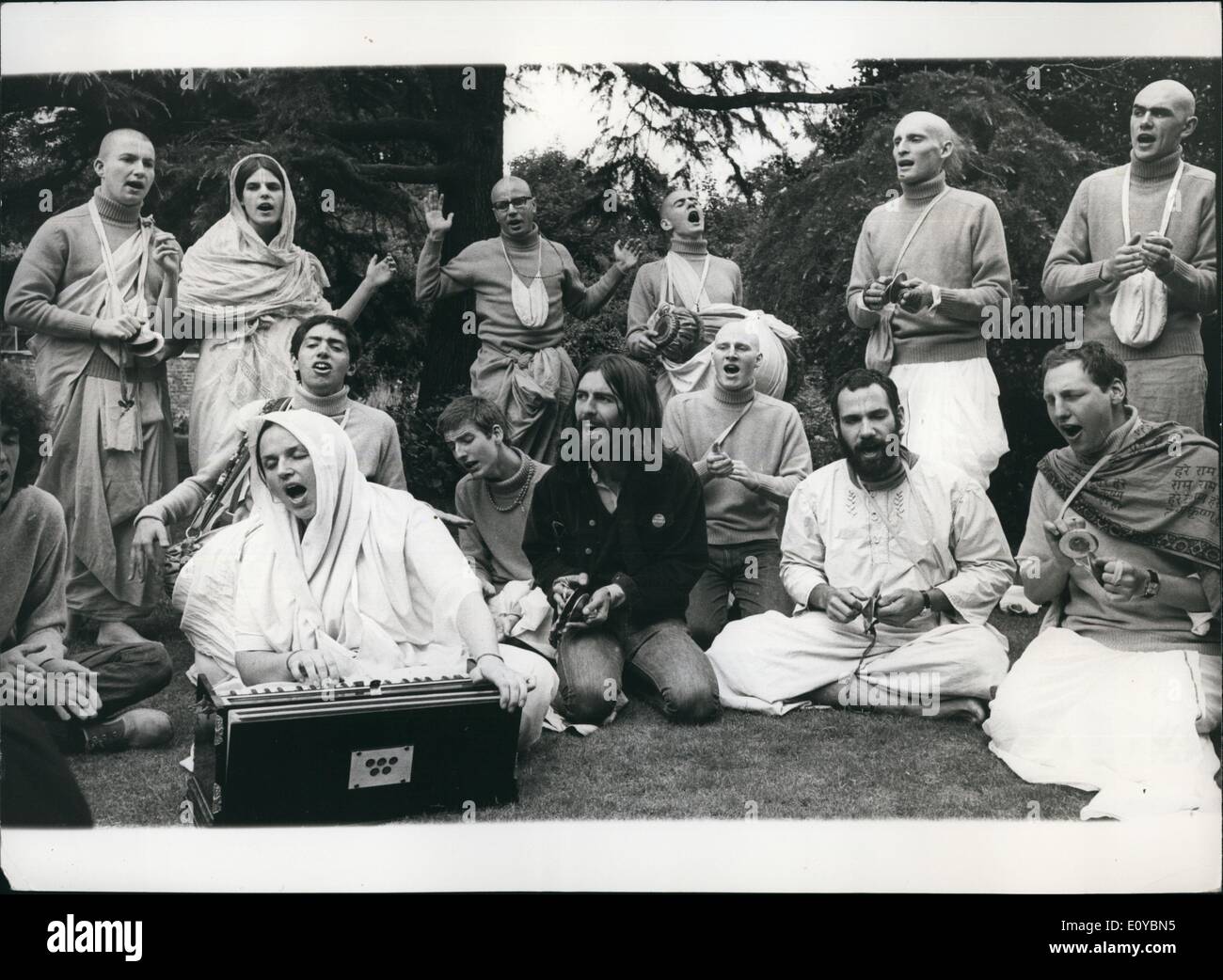 8. August 1969 - George Harrison mit Mitgliedern der internationalen Gesellschaft für Krishna-Bewusstsein: Beatle George Harrison gestern ging in ein Haus in Sydenham Hill, London, wo Mitglieder der internationalen Gesellschaft für Krishna - Bewusstsein, die internationale Gesellschaft für Krishna Bewußtsein - tragen, die buddhistischen wie Roben und kaum ein Haar auf dem Kopf - tragen wurden eine Reihe namens "Hare Krishna" hassen-Disc von Apple veröffentlicht , die Beatles Aufnahme Unternehmen heute. George sagte; '' Ich bin nicht Mitglied des Vereins, aber es ist das gleiche wie Meditation, damit ich daran interessiert bin Stockfoto