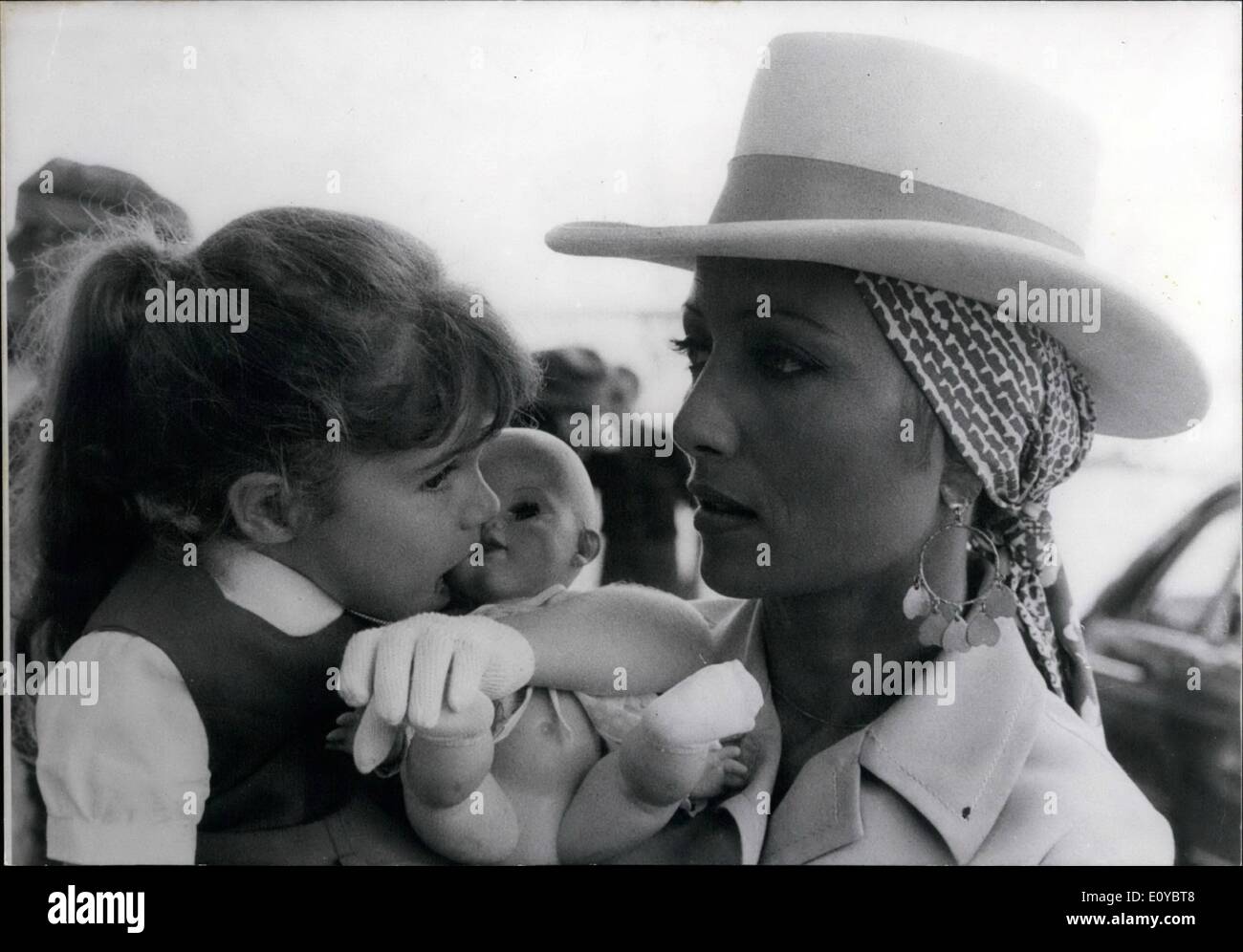 10. Oktober 1969 - Stephane Audran Sterne in Anatole Litvaks neuen Film: junge Schauspielerin Stéphane Audran spielt die Hauptrolle im neuen Film von Anatole Litvaks '' einer Frau in einem Auto mit Brille und einer Pistole '' (übersetzt aus dem französischen Titel) jetzt in der Herstellung an der französischen Riviera. Foto zeigt Stephane Audran in einer Szene des Films mit vierjährigen britany spielt die Rolle der Tochter abgebildet. Stockfoto