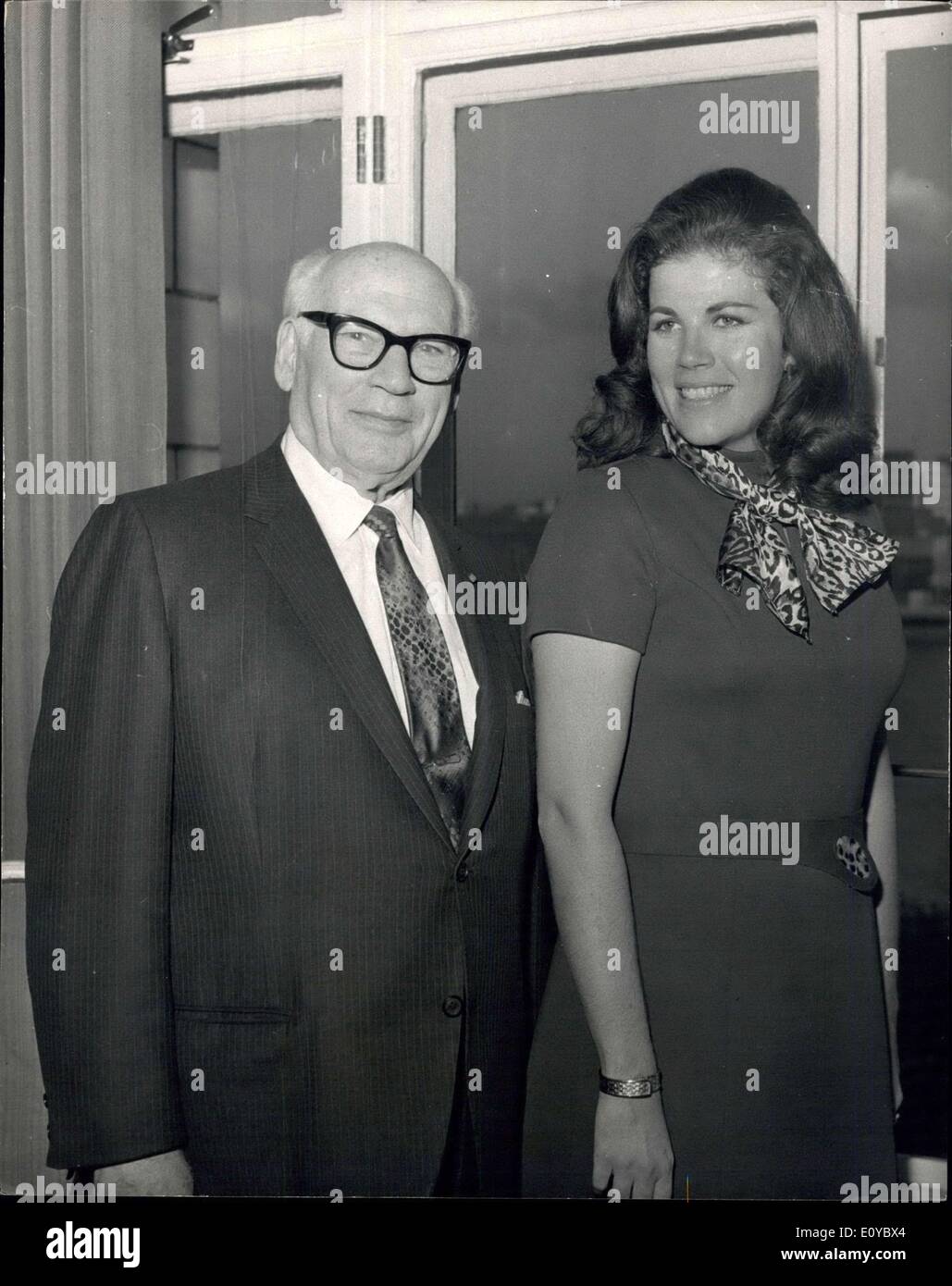 14. Oktober 1969 - Sol Hurok unterschreibt neuen Künstler in London: der amerikanische Cellist, 23-Year-Old Christine Walevska, heute unterzeichnete einen Dreijahres Vertrag und eine 200.000 Garantie mit berühmten Impresario Sol Hurok. Herr Hurok ist neu in London und während hier wird der Vertrag mit Miss Walevska abschließen. Herr Hurok hat London nach Unterzeichnung des Vertrags wegen ihrer Verbindung mit diesem Land gewählt. Ihr Vater wurde in London geboren und war ein Kenner und Händler in seltenen Violinen und Cello und ihre Mutter war feine Geiger Stockfoto