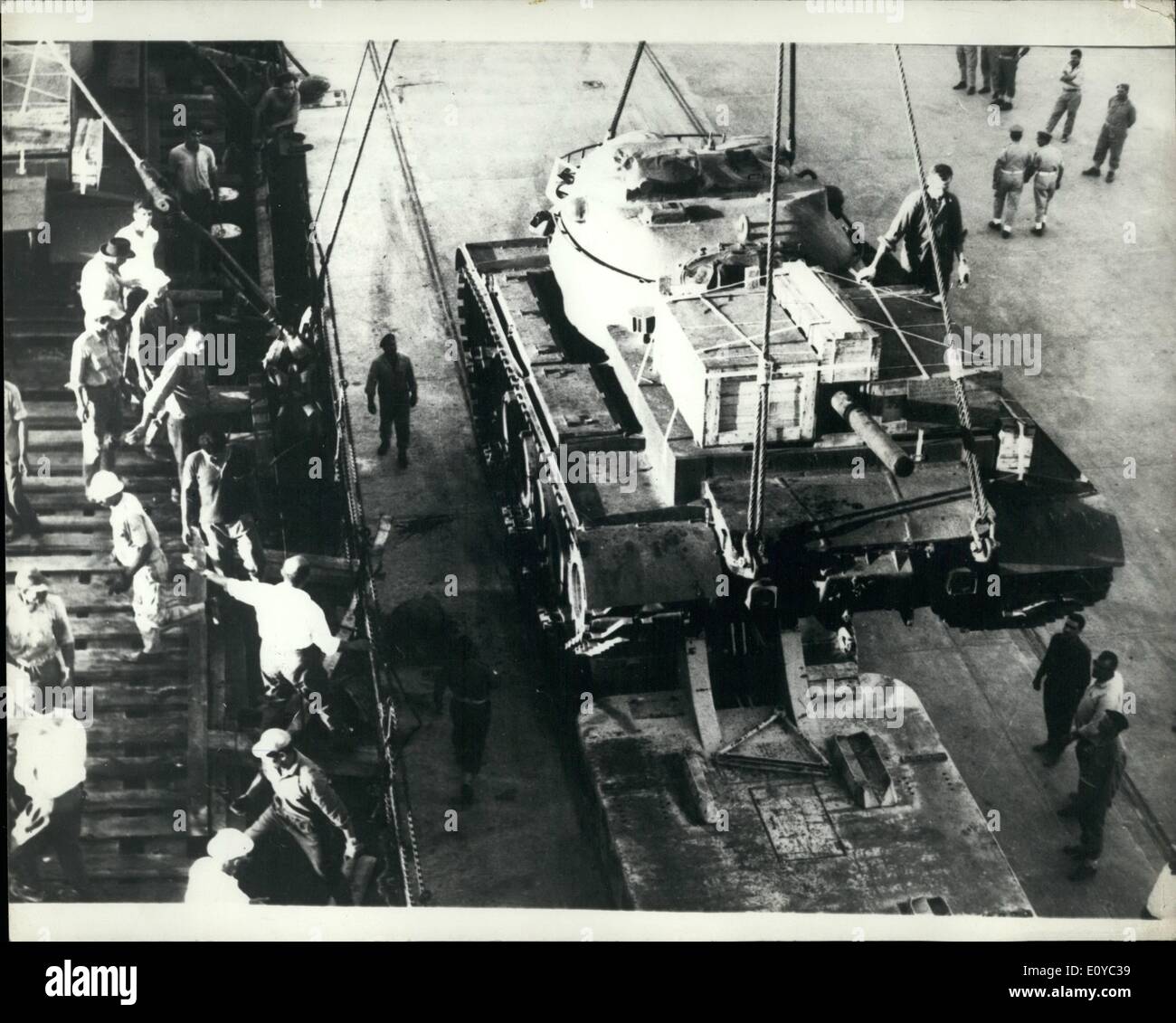 8. August 1969 - Tanks für König Hussein.: König Hussein von Jordanien persönlich betreut die Entladung einer Sendung von Panzern aus dem amerikanischen Schiff, s.s. Stahl Voyager - am Hafen von Aqaba. Foto zeigt einen der Panzer, die im Hafen von Aqaba entladen wird. Stockfoto