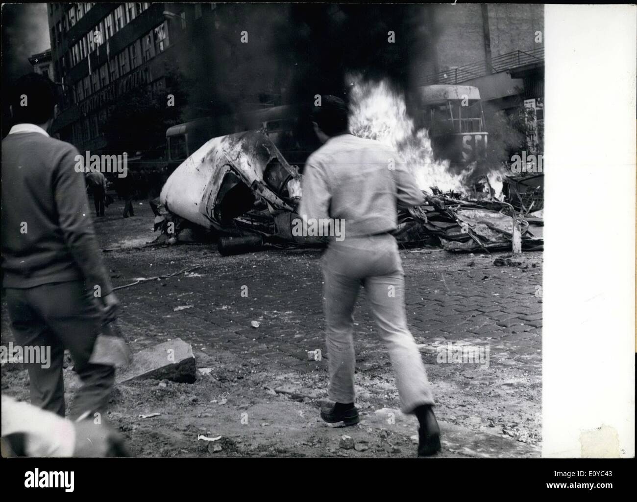 8. August 1969 - CSSR von östlichen Truppen besetzt: in der Nacht vom 20. zum 21. August 1968 besetzten Truppen der Warschauer-Pakt-Staaten Tschechoslowakei. Jeder, wo das Land und vor allem in Prag die Bevölkerung gegen die Besatzung unter Beweis gestellt. Foto zeigt Burning Car in Prag. Stockfoto