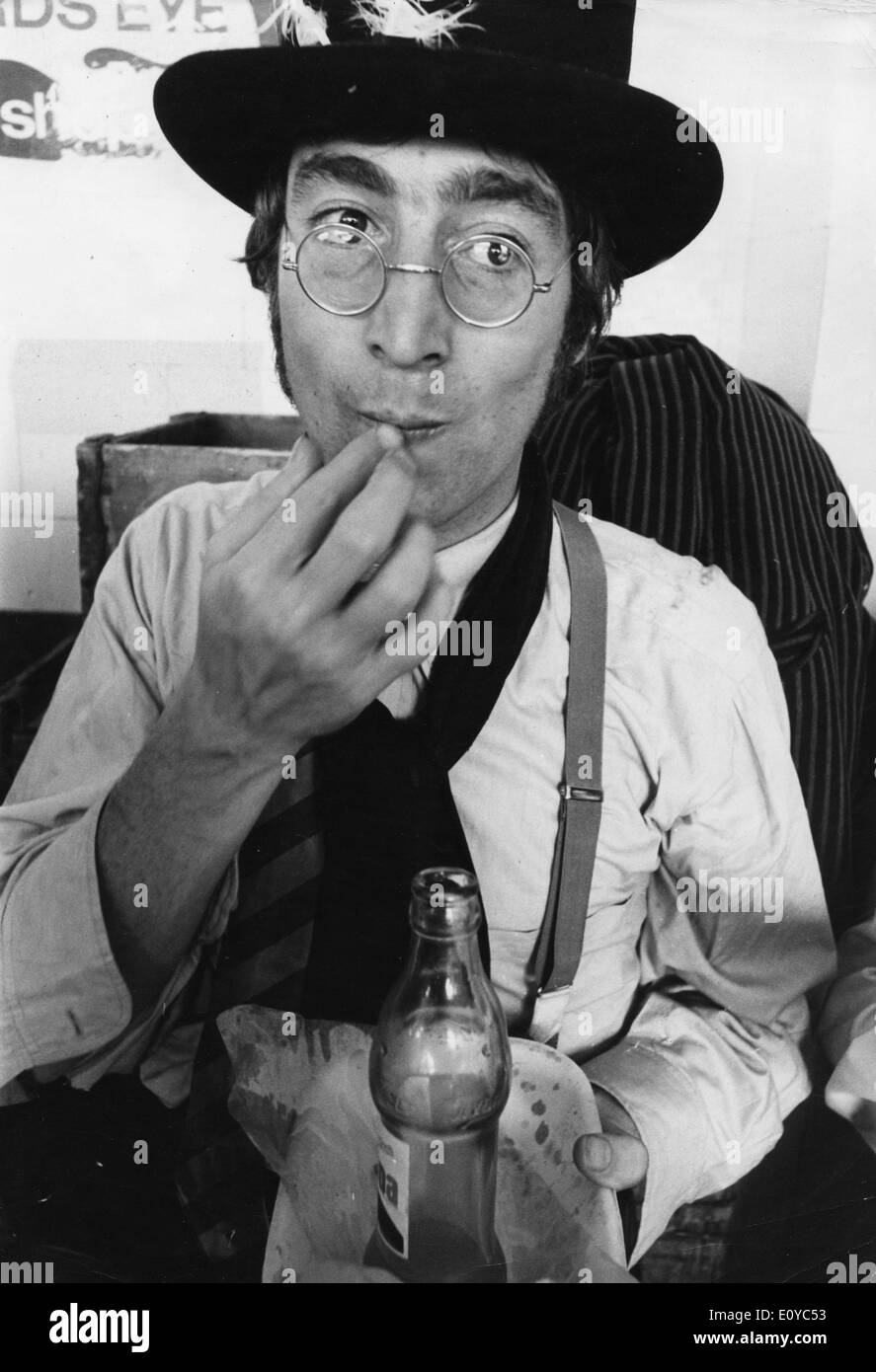 9. August 1969; New York, NY, USA; (Foto-Datei: genaue unbekanntes Datum) Sänger JOHN LENNON der legendären pop-Gruppe The Beatles. Stockfoto