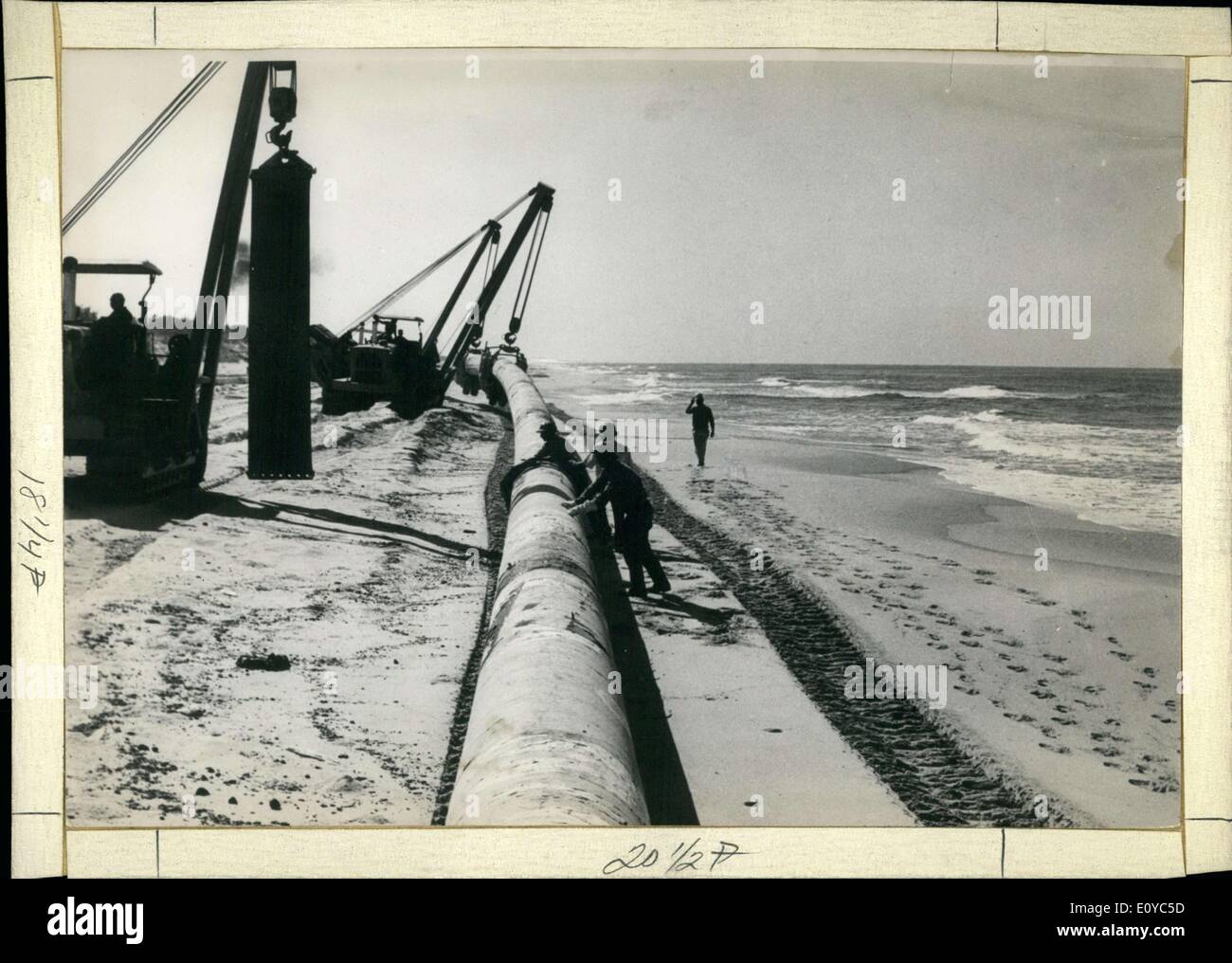 23. Oktober 1969 - Linie Rohrinstallation an der Mittelmeerküste Stockfoto