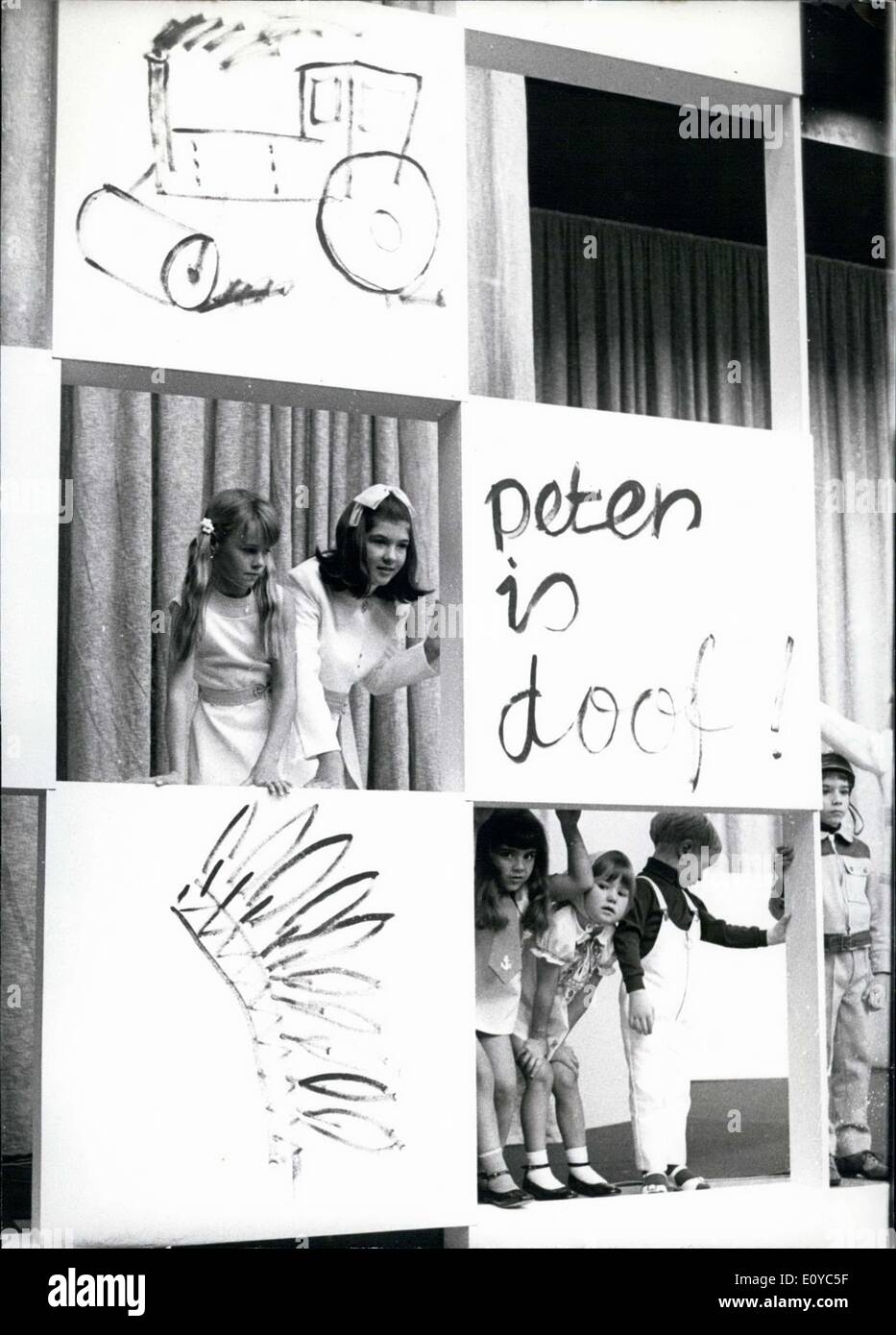 23. Oktober 1969 - sind diese Kinder auf der 15. internationalen Messe/Ausstellung für Kinder in Köln. Dieser Herbstausstellung, welche 477 Stockfoto