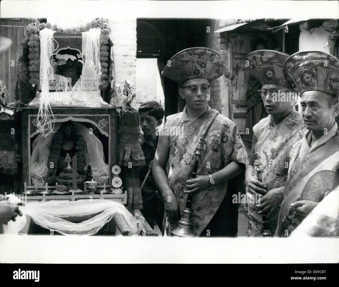 11. November 1969 - Gebet für die Freiheit Tibets und Frieden in der Welt. Rund 500 Buddhisten, viele von Ihnen tibetische Flüchtlinge, marschierten in einer Prozession durch die Straßen von Kalkutta am letzten Wochenende, beten für den Weltfrieden, Freiheit für Tibet von der chinesischen Herrschaft und Sicherheit des Panchen Lama, die sie glauben, ist aus der chinesischen Arbeitslager geflohen und ist auf dem Weg nach Indien. Unter den Processionists waren eine große Anzahl von tibetischen Frauen traditionelle tibetische Kleidung. Viele von ihnen hielten brennende Räucherstäbchen während alle getragen auf dem Rücken buddhistische Schriften in Holzrahmen gebunden Stockfoto